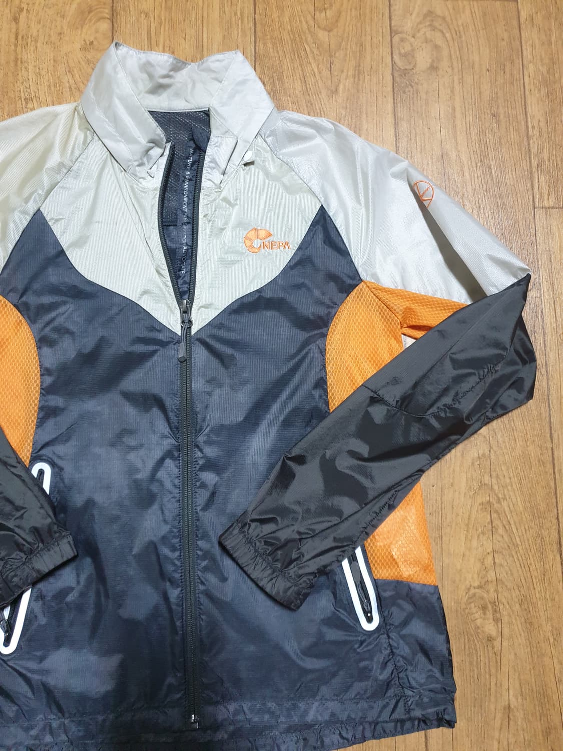 1100 네파 아웃도어 바람막이 90 사이즈입니다 상품이미지3