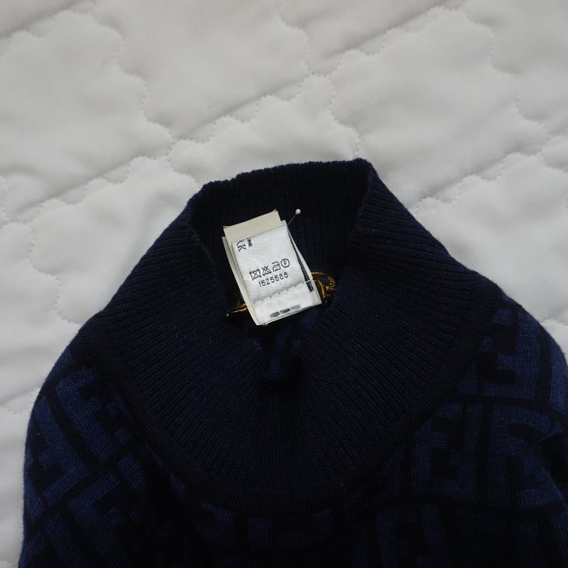 이태리정품 펜디 반폴라 반목 폴라 로고 울 니트 남성 L 사랑봉봉 상품이미지4