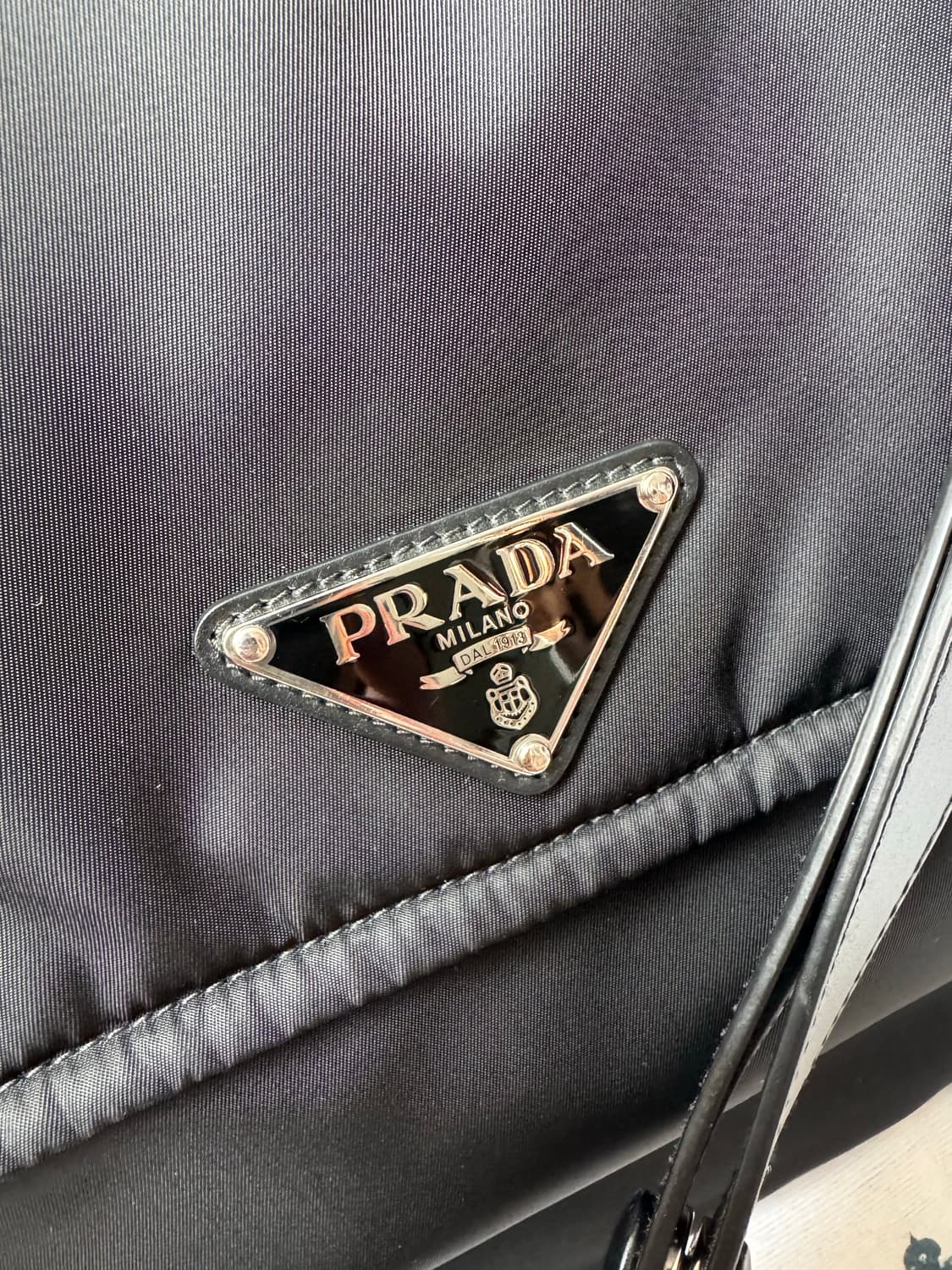 [S급/25년식] 프라다 리나일론 패딩 숄더백 라지 (맥북수납/NFC칩) 상품이미지10