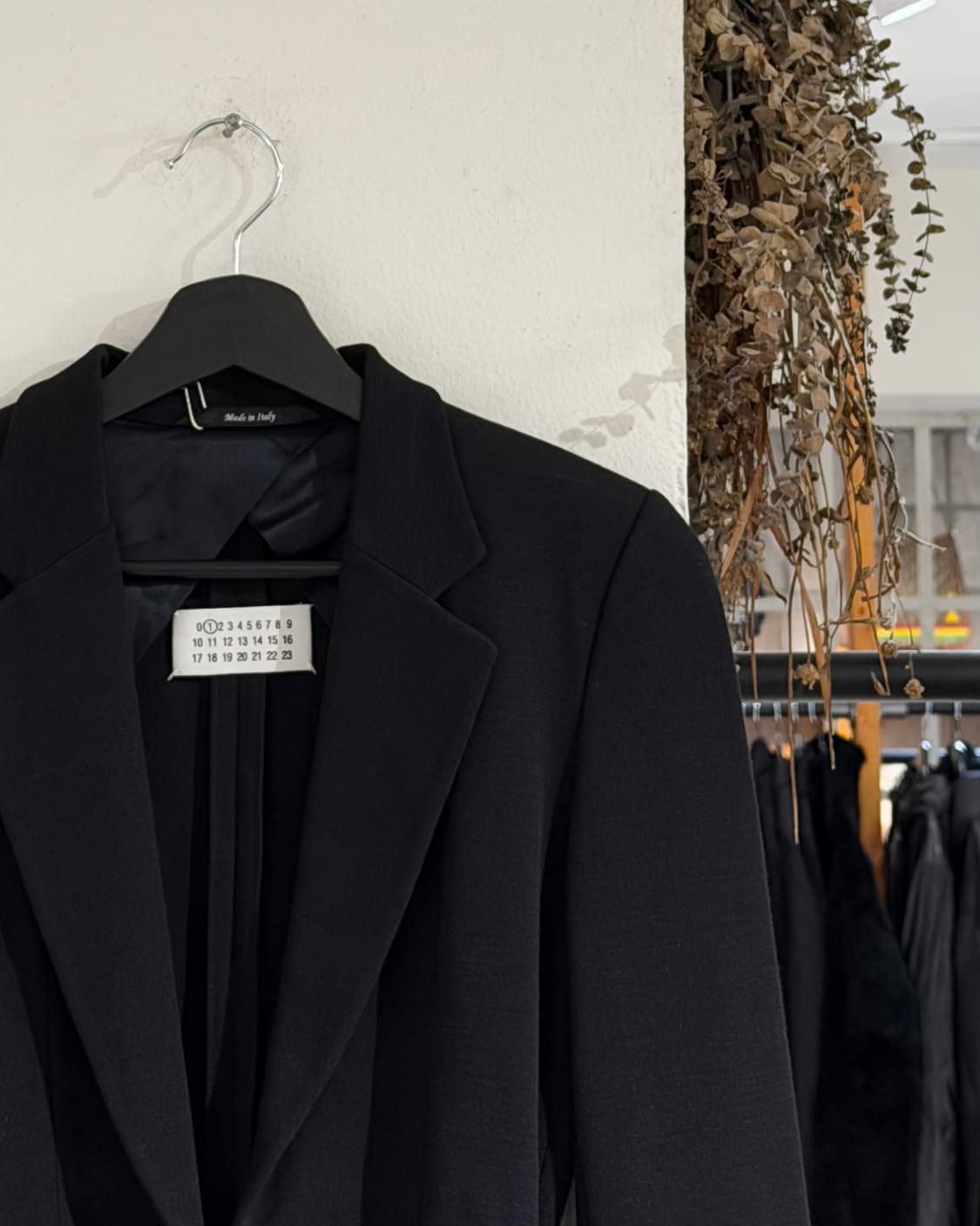 메종 마르지엘라 블랙 프론트 컷아웃 자켓 상품이미지3