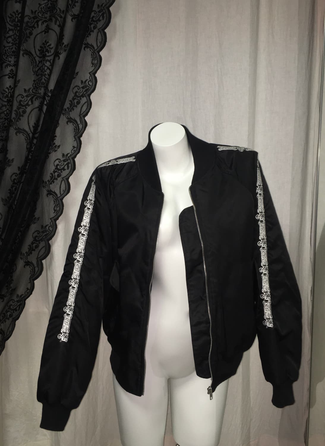 604서비스 자수 봄버 자켓 블랙 상품이미지3