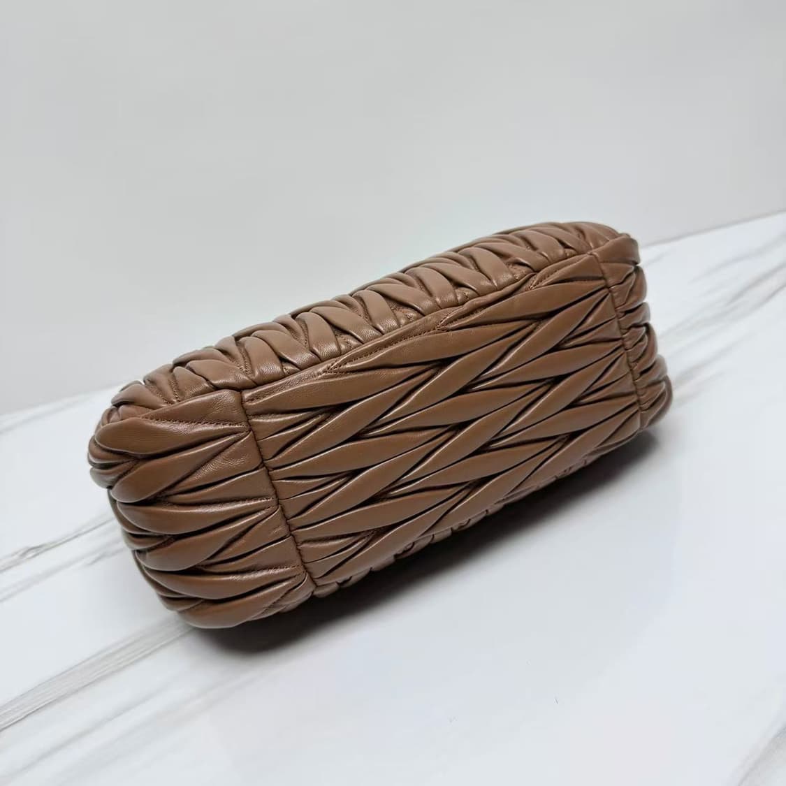 미우 미우 완더 마테라쎄 나파 레더 호보백 숄더백 카라멜 상품이미지7