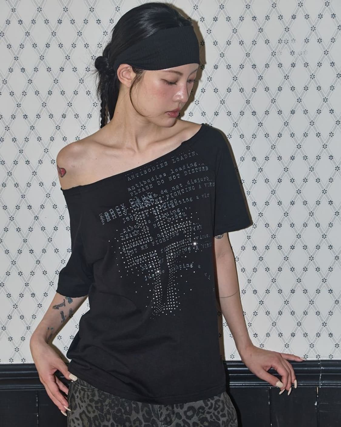 팬시클럽 디바인 크로스 원숄더 티 블랙 상품이미지1