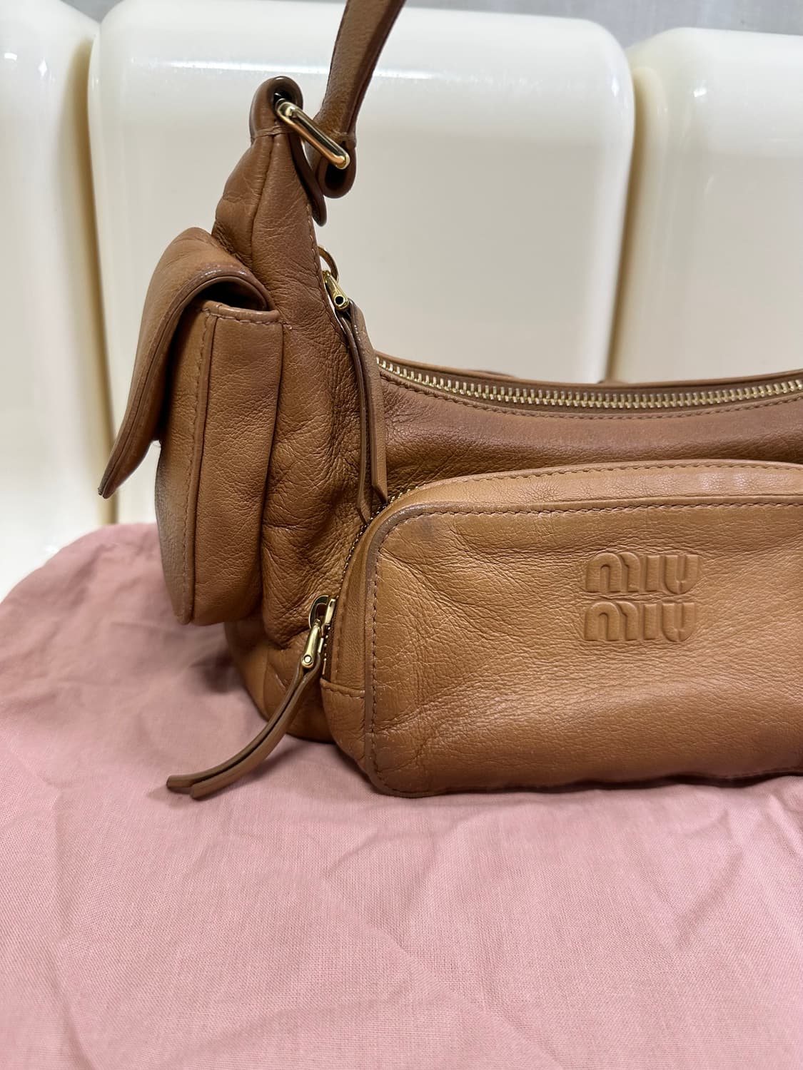 [정품 25년신상] 미우미우 포켓 숄더 호보백 상품이미지7