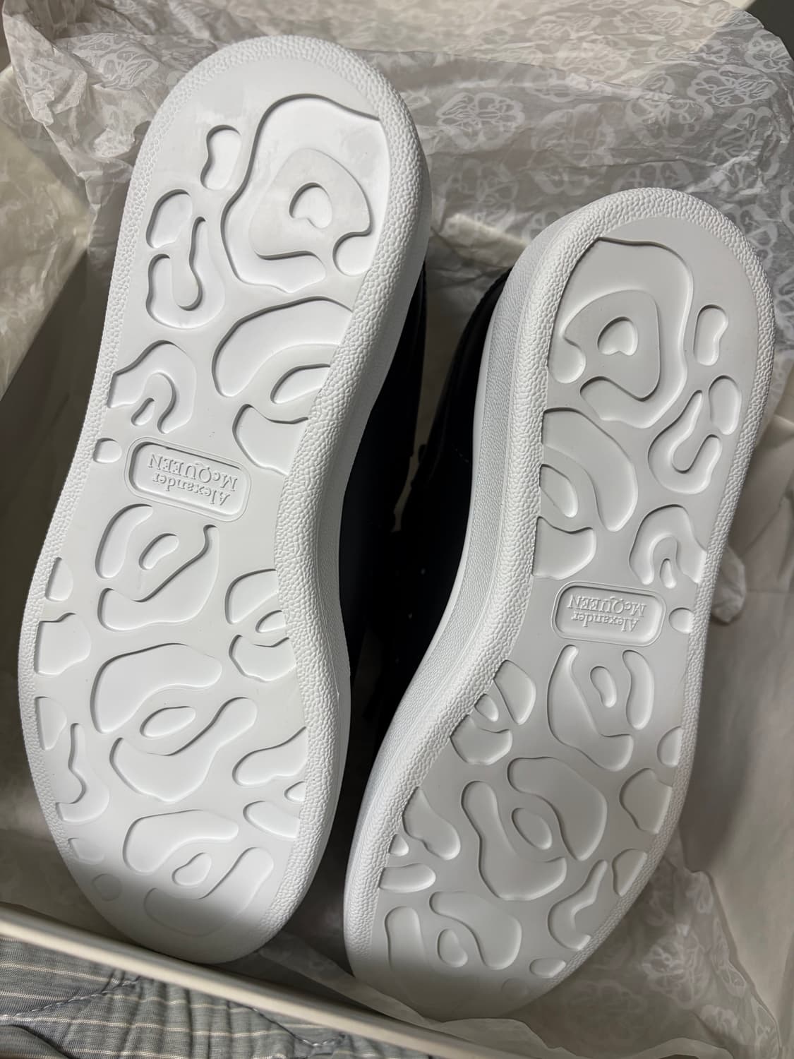 (새제품) 알렉산더 맥퀸 오버솔 스니커즈 블랙 235사이즈 상품이미지4