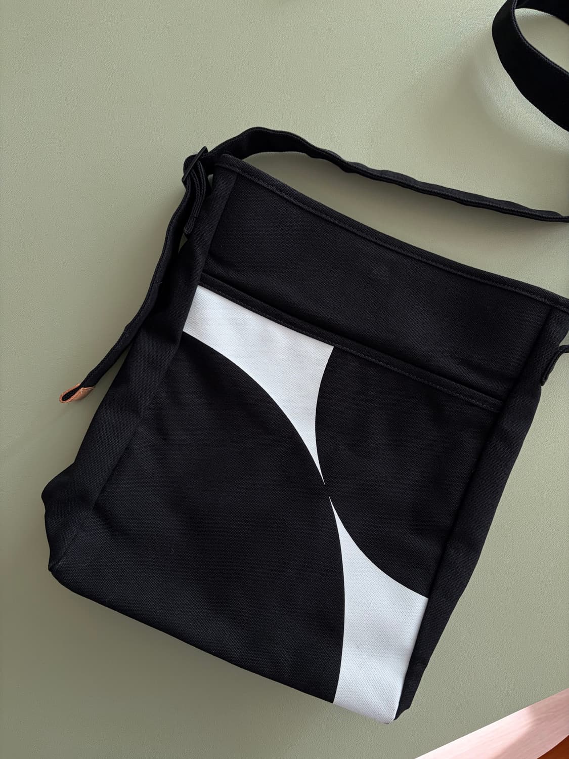 로우로우xkbp 한정판 콜라보 크로스백 상품이미지1