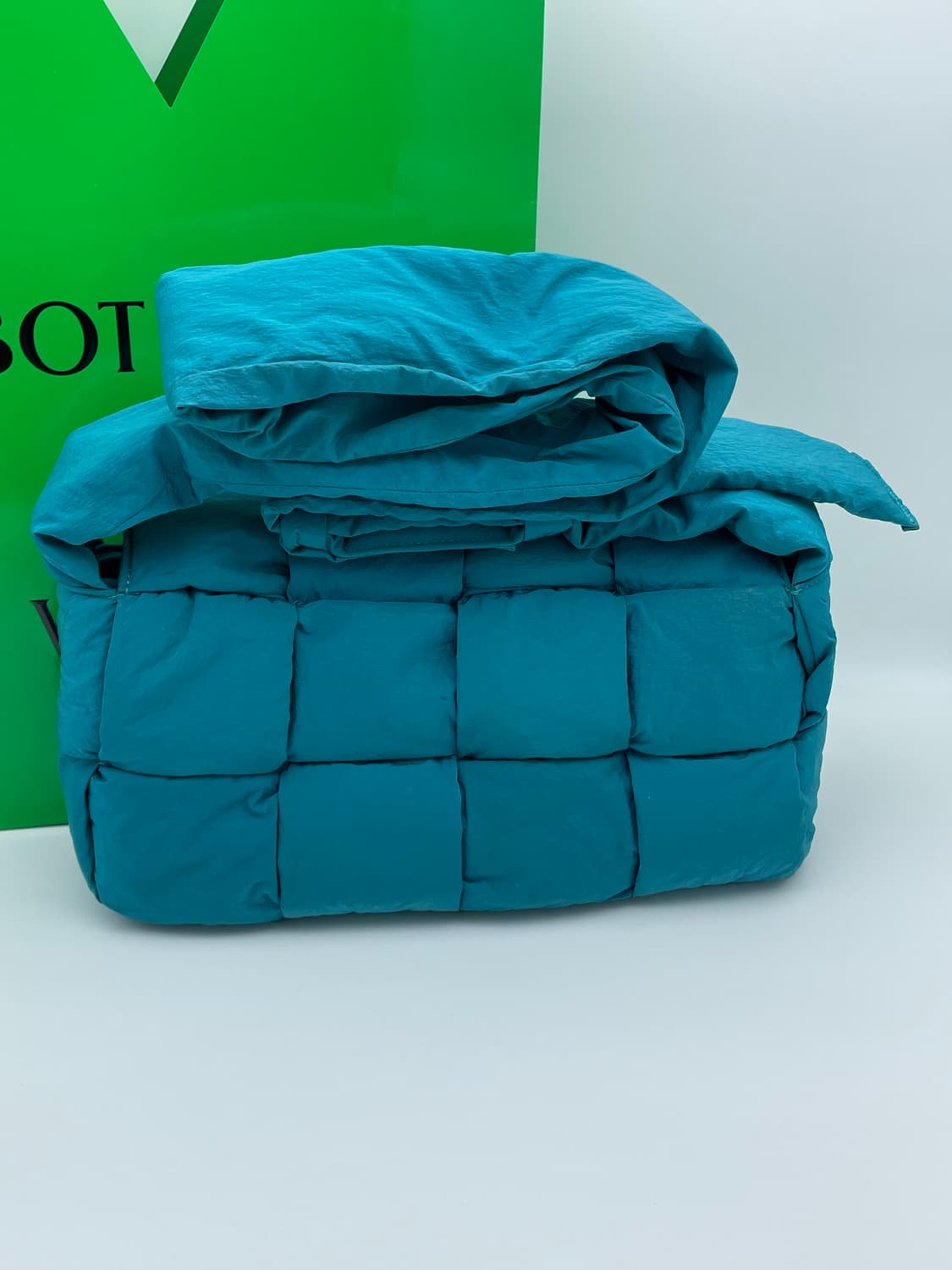 [ 정품 ] 보테가베네타 패딩 카세트백 블루그린, 최저가 상품이미지2