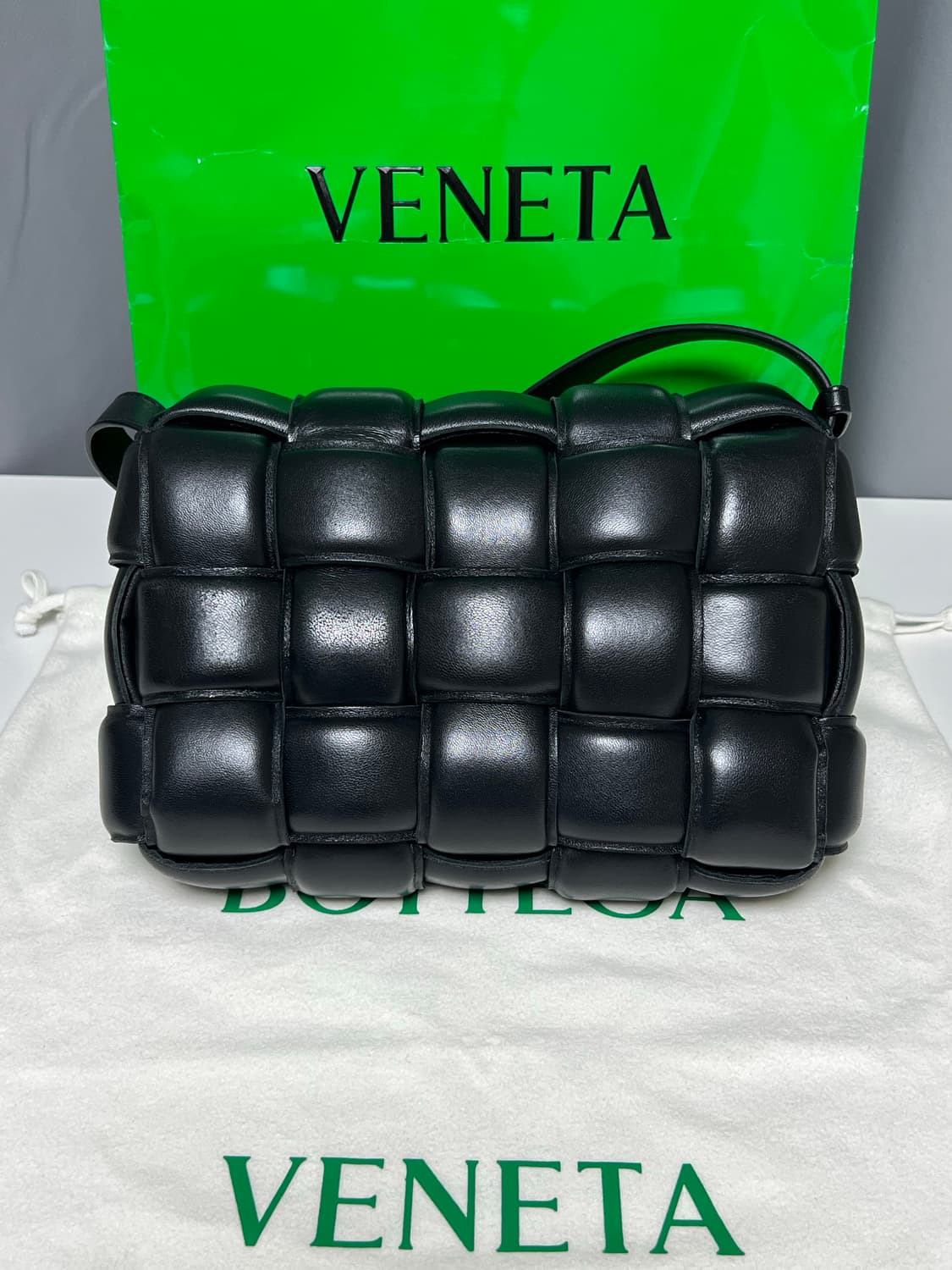 [정품] 백화점판 / 보테가베네타 패딩 카세트백 블랙 금장 상품이미지4