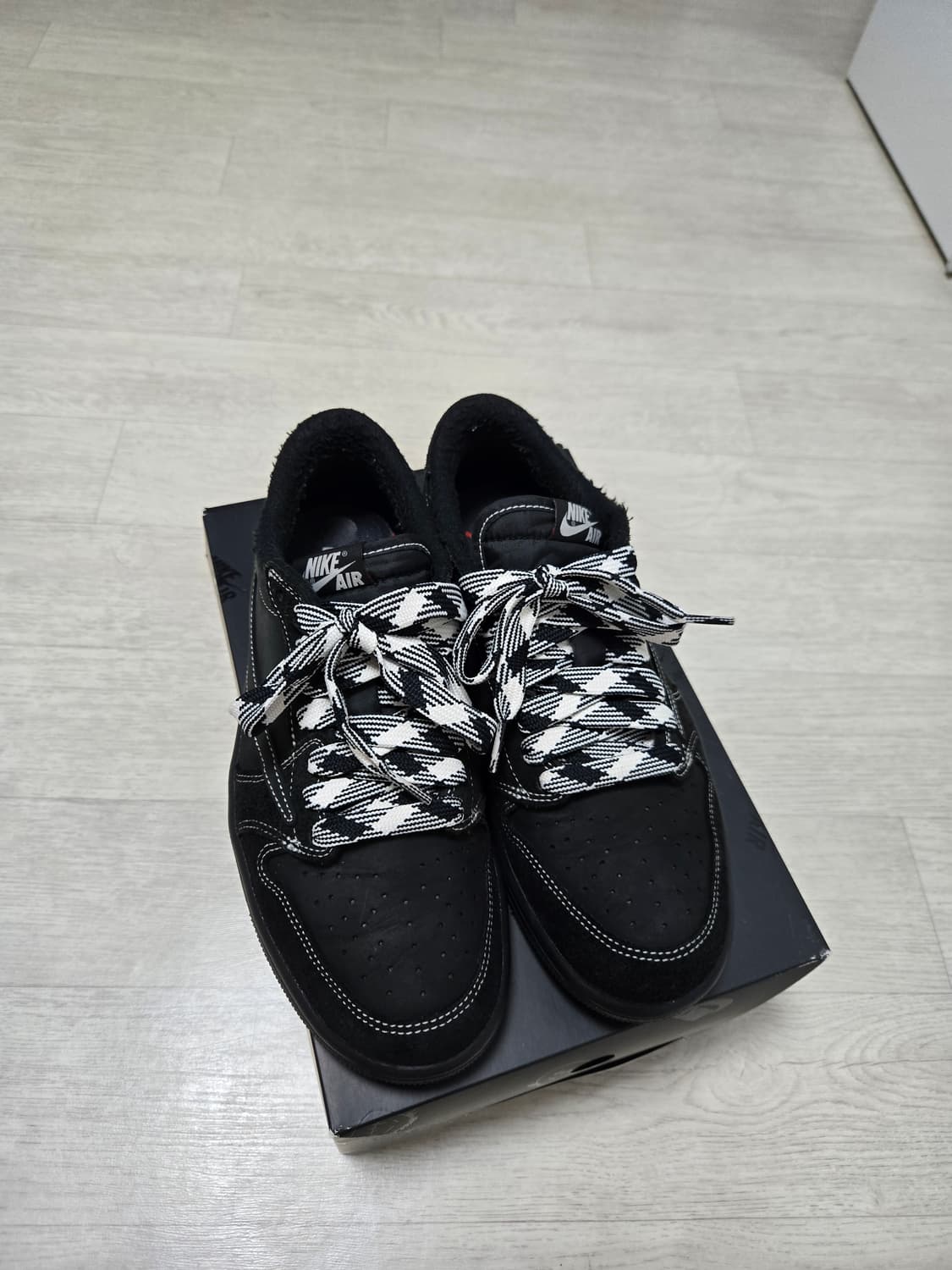 트래비스 스캇 블랙팬텀 255사이즈팝니다 상품이미지1