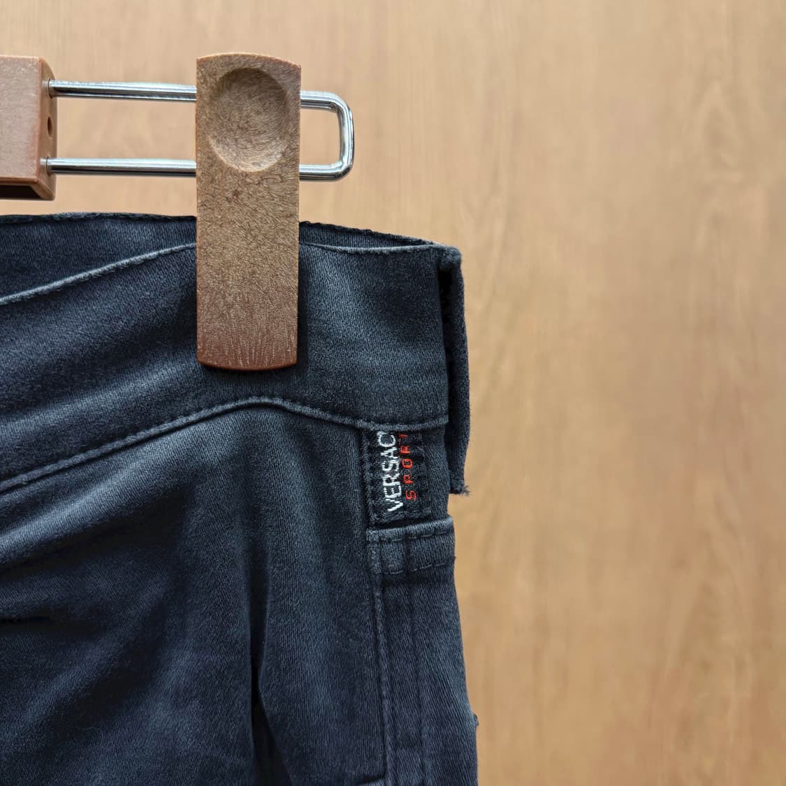 베르사체 스포츠 데님 팬츠 로고 각인 버튼 사이드 탭 디테일 슬림핏 블랙 상품이미지6