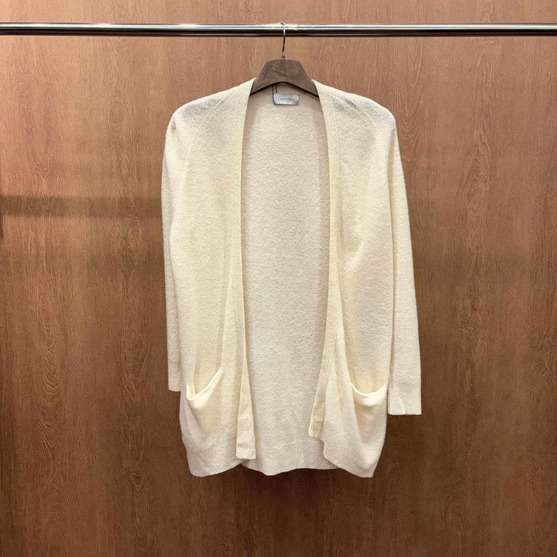 캘빈클라인 래글런 긴팔 니트 가디건 전면부 오픈 디테일 아이보리 상품이미지2
