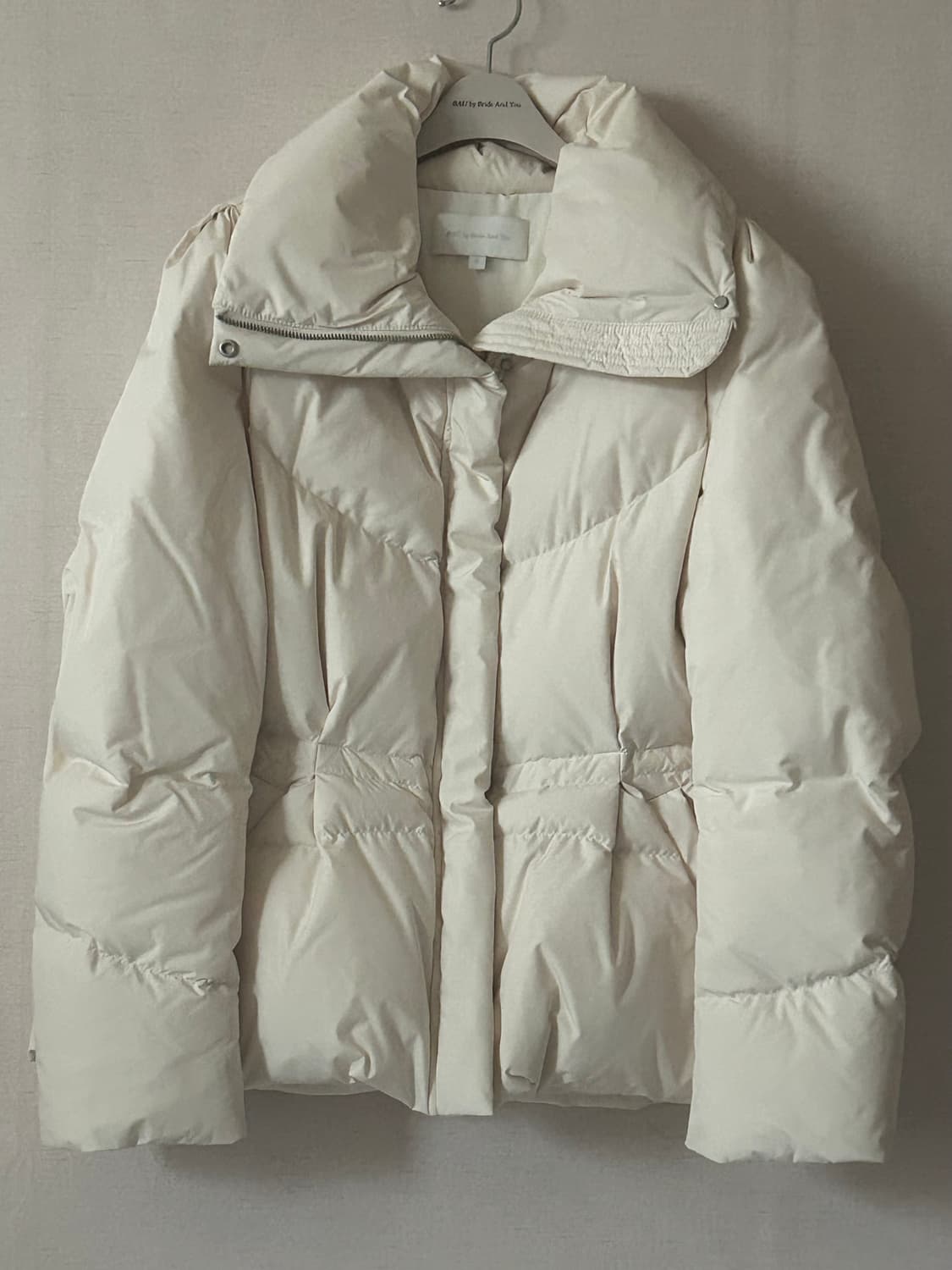 브라이드앤유 자밀라 구스 다운 숏 자켓 크림 상품이미지4