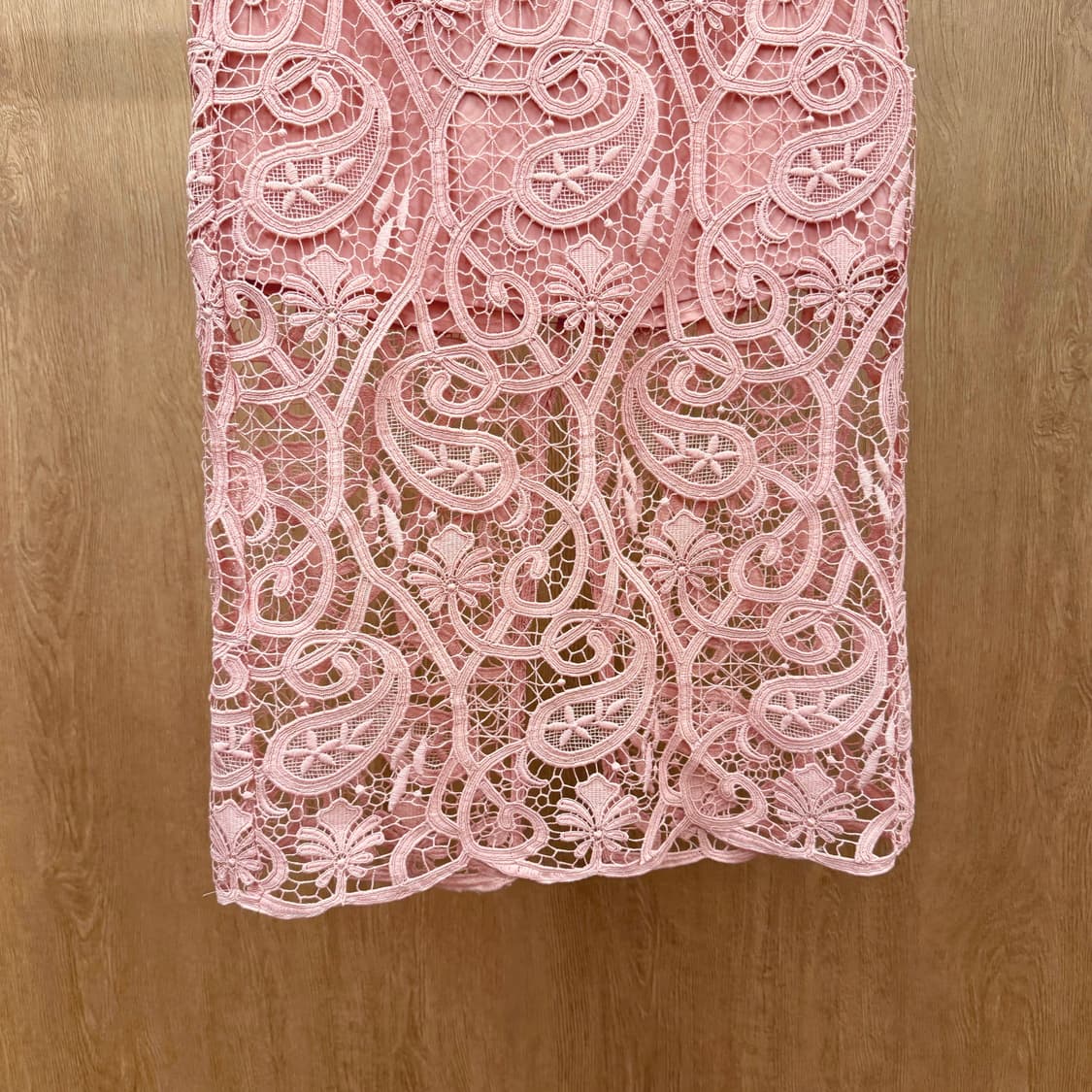 산드로 플로럴 패턴 레이스 미디 스커트 시스루 디테일 슬림핏 핑크 상품이미지5