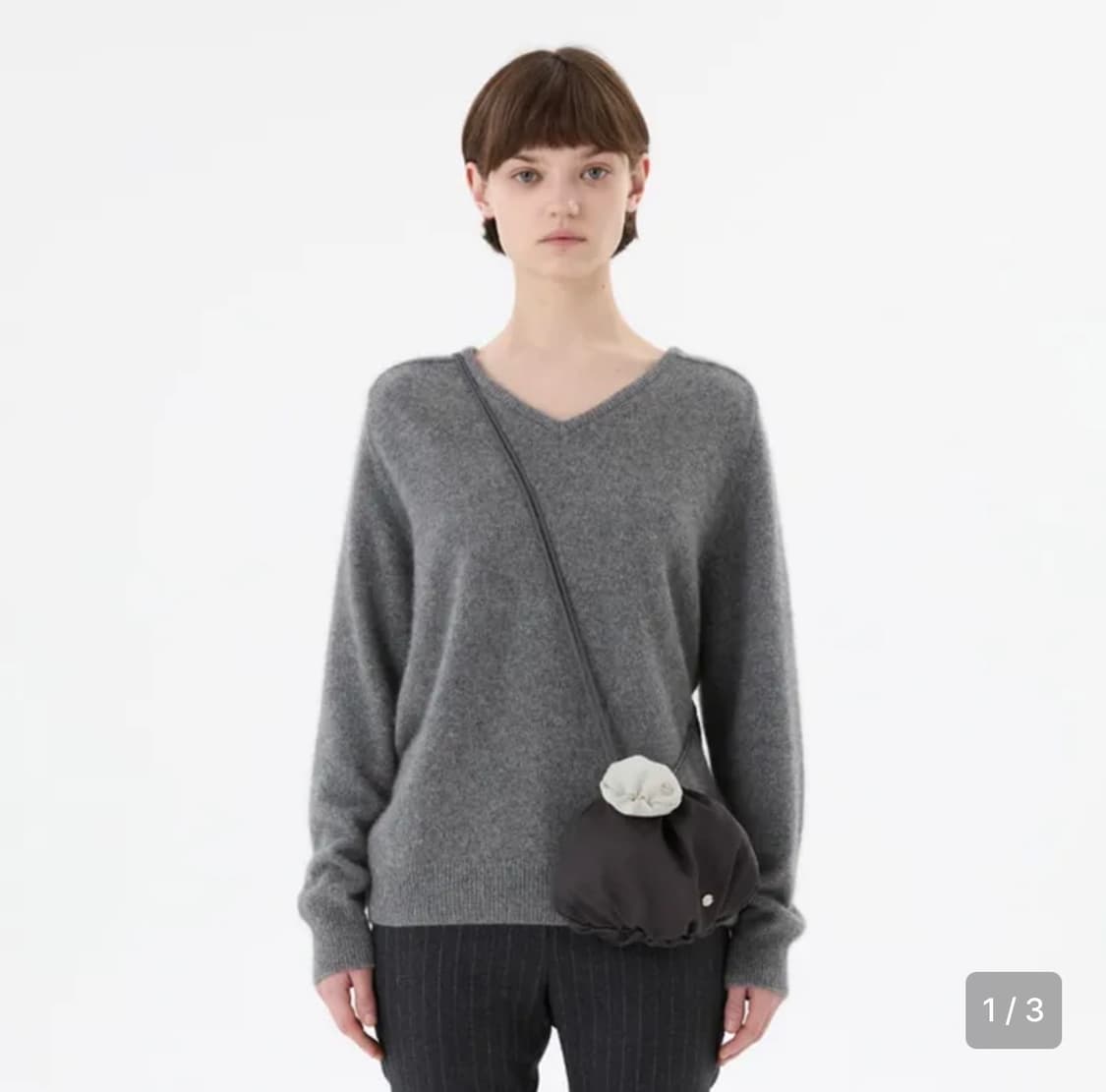 (교환) 아모멘토 라쿤 브이넥 니트 색 교환하실분 상품이미지1