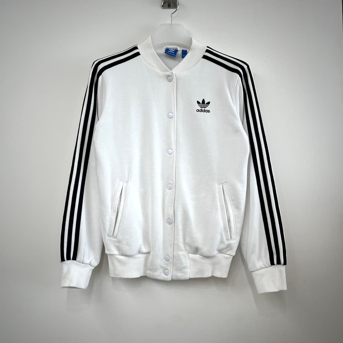 아디다스 백로고 검흰 화이트 봄버 자켓 상품이미지2