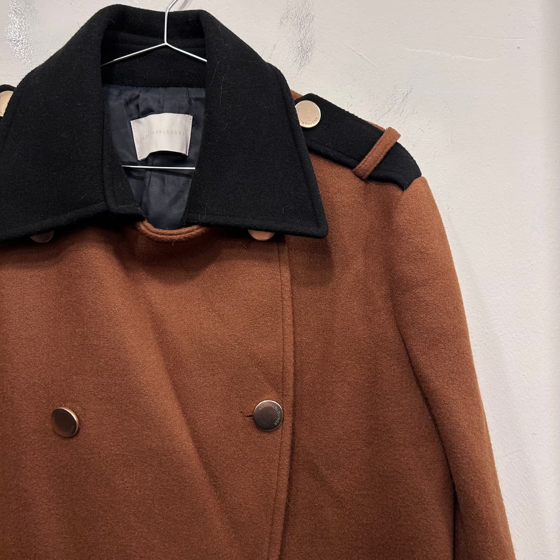 어나더라운지 배색 카라 견장 울 더블 롱코트 상품이미지1