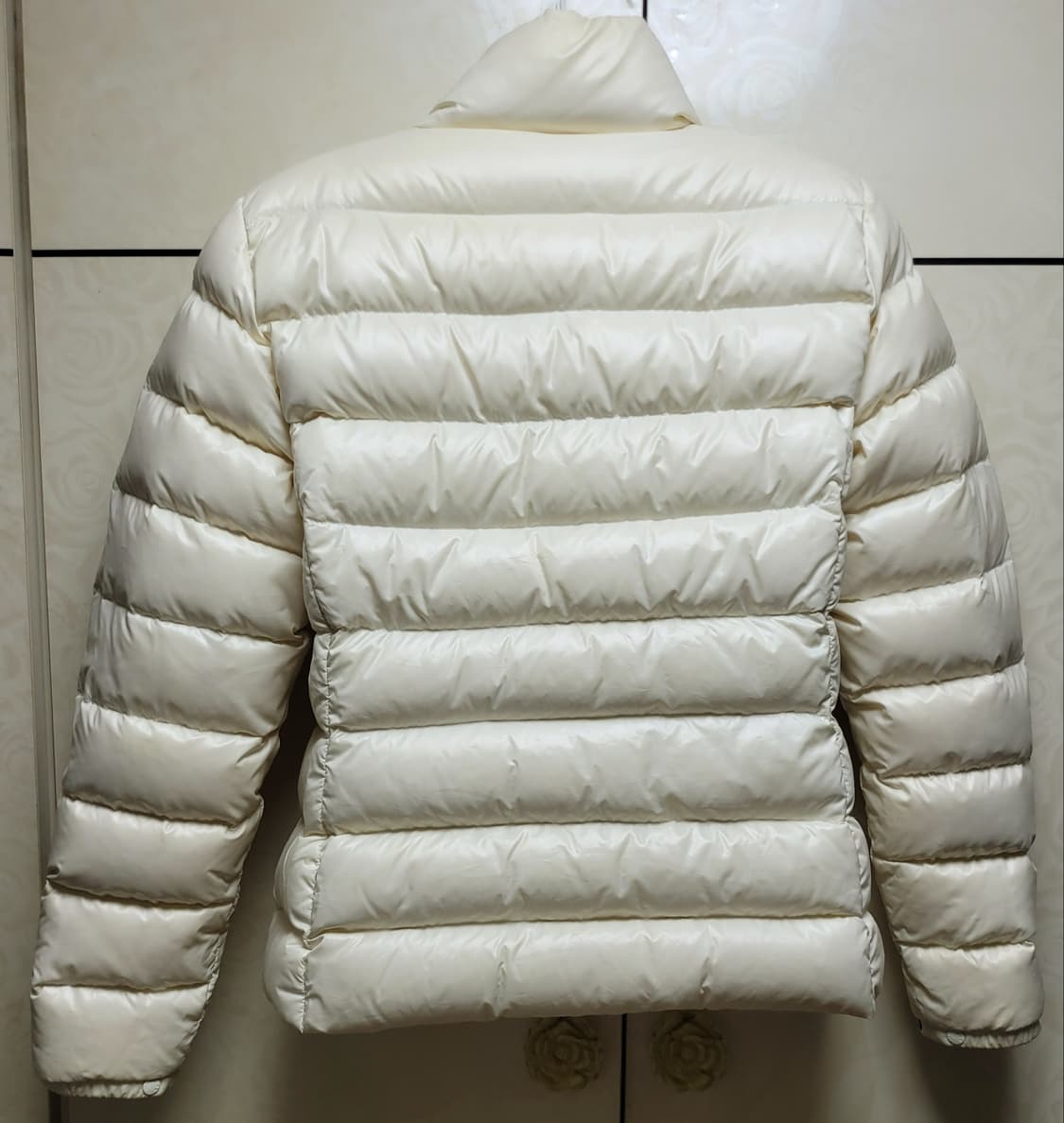 [정품] 몽클레어 패딩 아이보리 사이즈 2 (여성용) 새상품급 한정판 상품이미지5