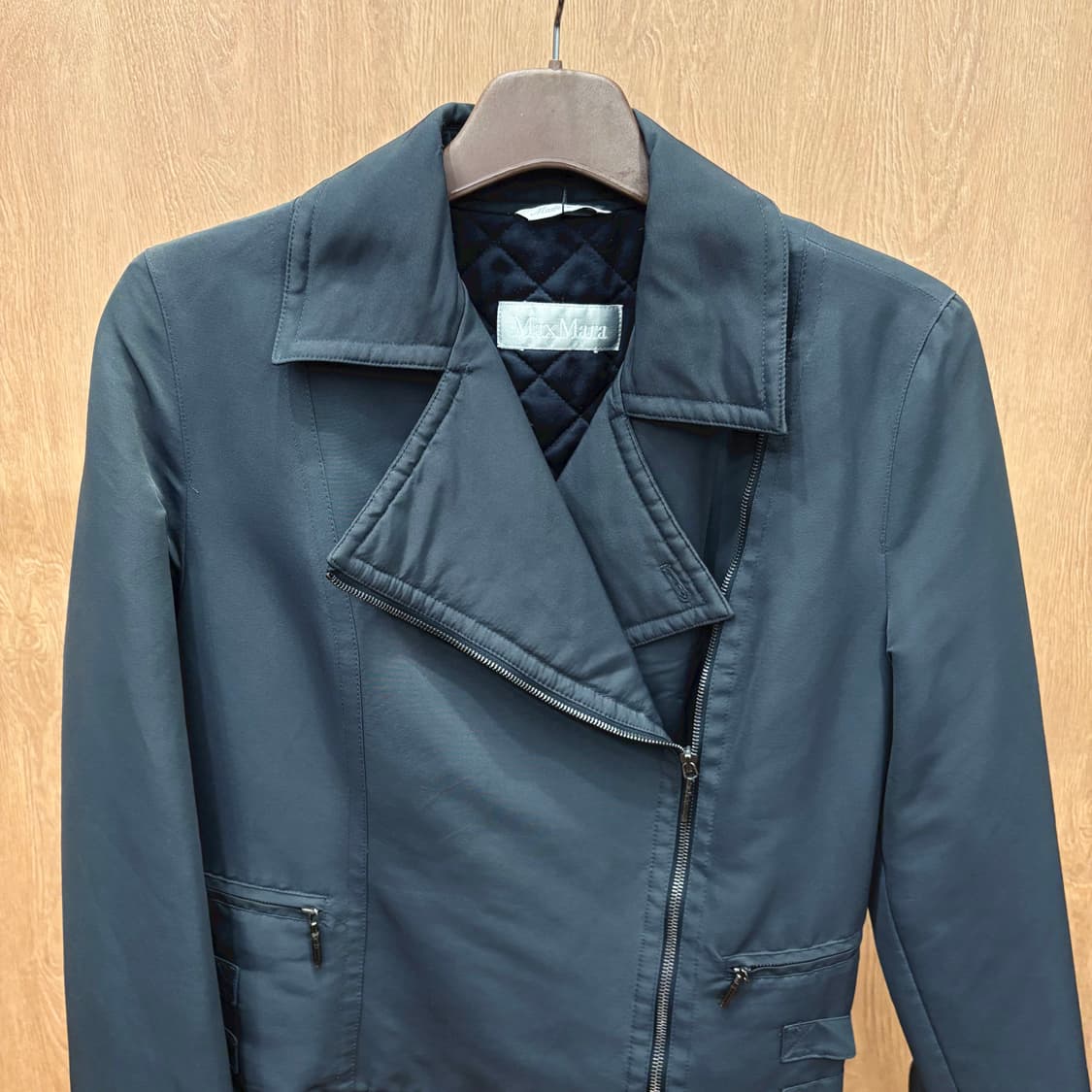 막스마라 패디드 라이더 자켓 D링 스트랩 퀄팅 안감 디테일 차콜 그레이 상품이미지4