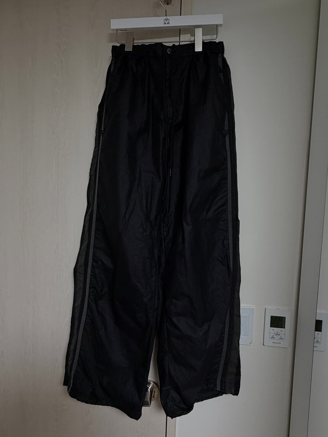 3) 폴리테루 글로시 트랙 팬츠 블랙 상품이미지1