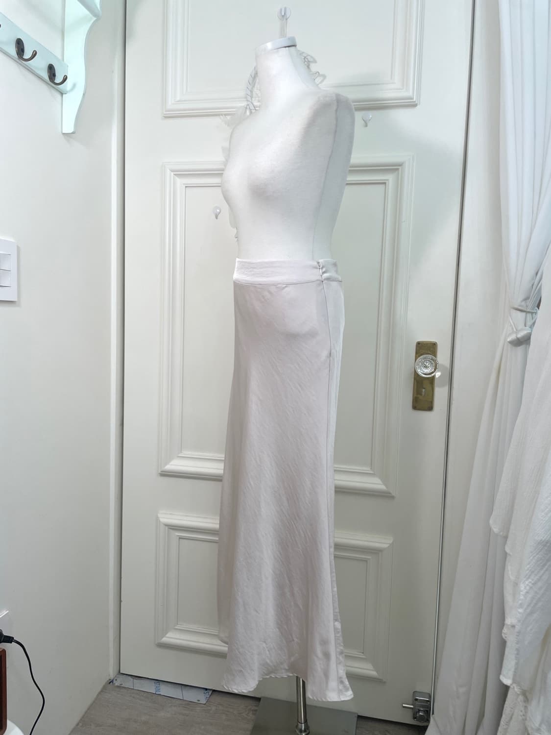 sheer pink satin beautiful long skirt 상품이미지2