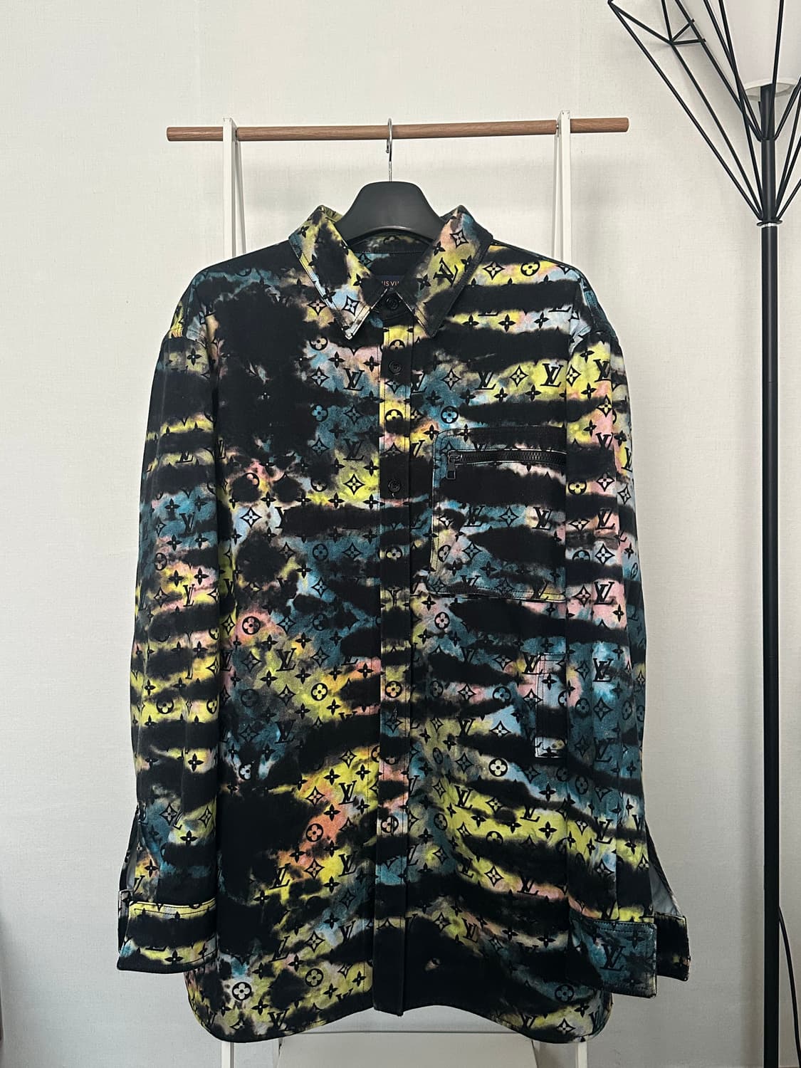 루이비통 타이 다이 모노그램 셔츠 5L 상품이미지1