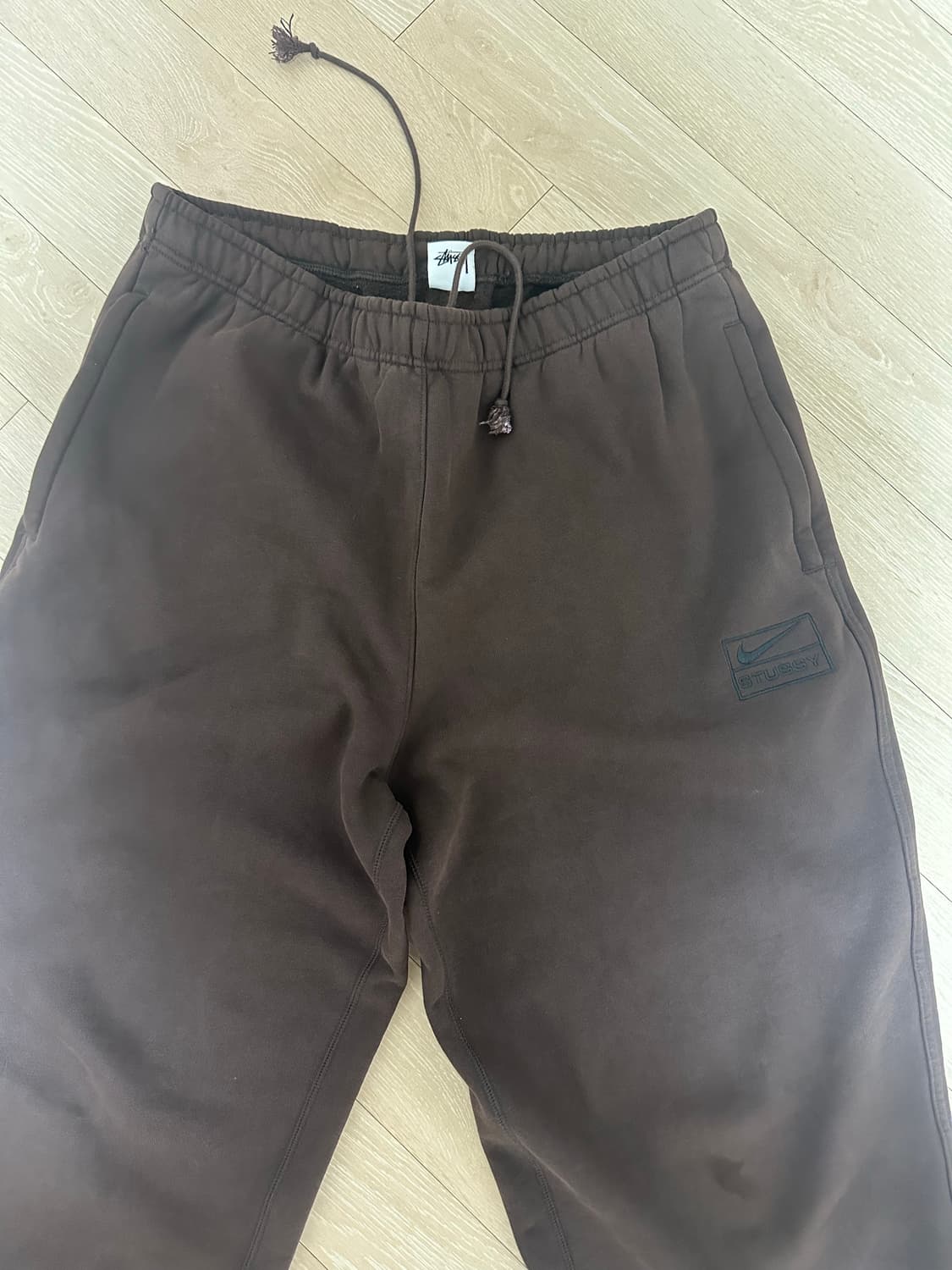 나이키 x 스투시 스톤 워시드 플리스 팬츠 다크 신더 상품이미지1