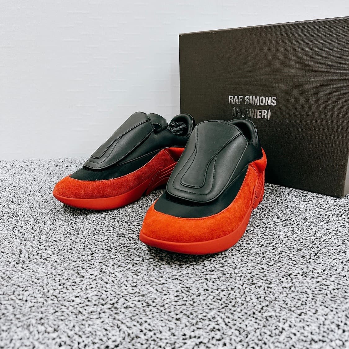 라프 시몬스 남성 블랙 레드 ANTEI 스니커즈   상품이미지1