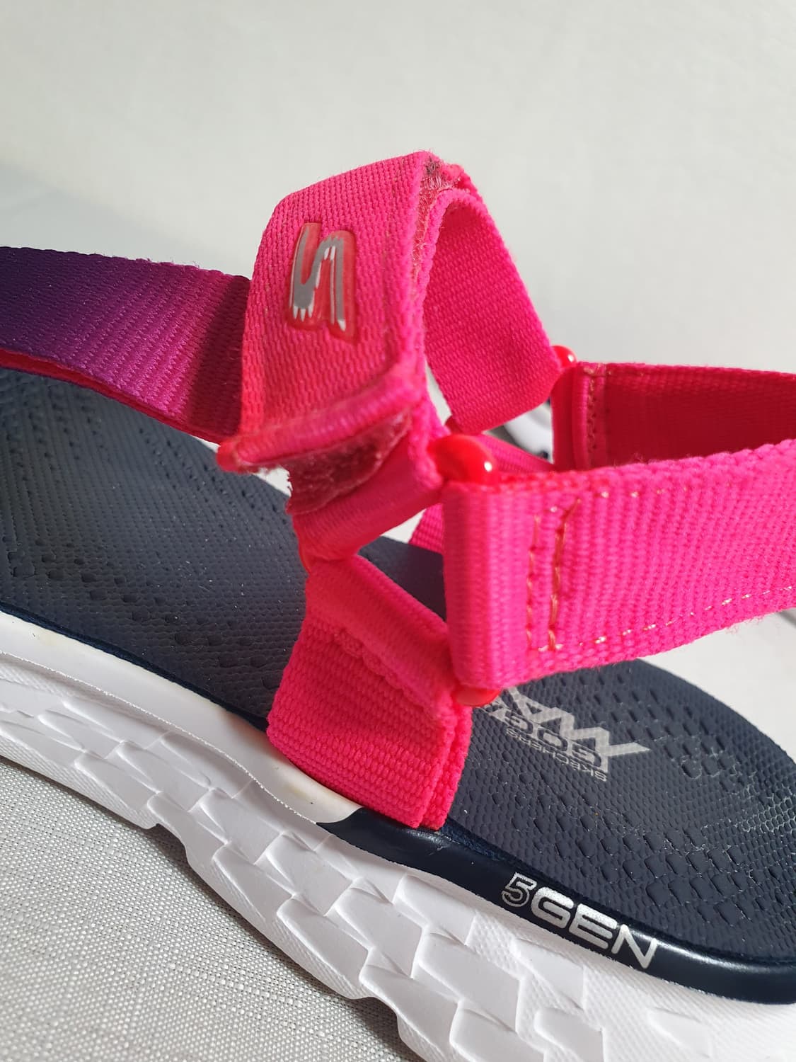 스케쳐스 GOGA 맥스 쿠셔닝 샌들 230 🌈 상품이미지9