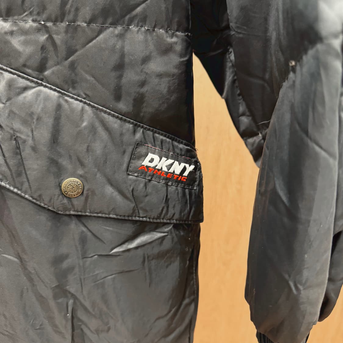 도나카란 뉴욕 진스 하이넥 다운 패딩 자켓 로고 패치 스트링 디테일 블랙 상품이미지6