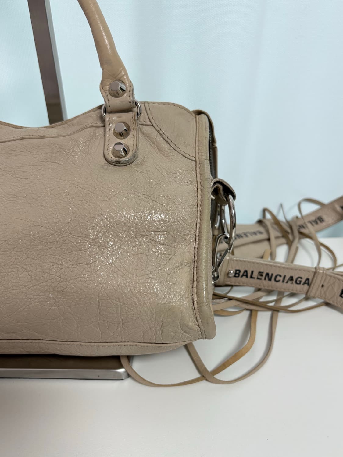 발렌시아가 모터백 미니 로고스트랩 베이지 상품이미지5