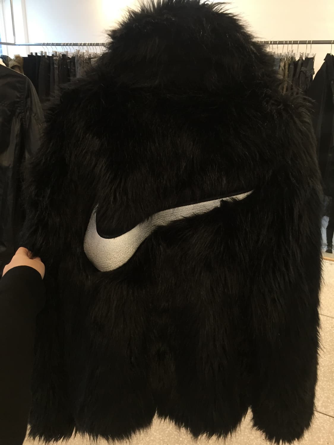 Nike x AMBUSH Reversible Faux Fur Jacket 상품이미지3
