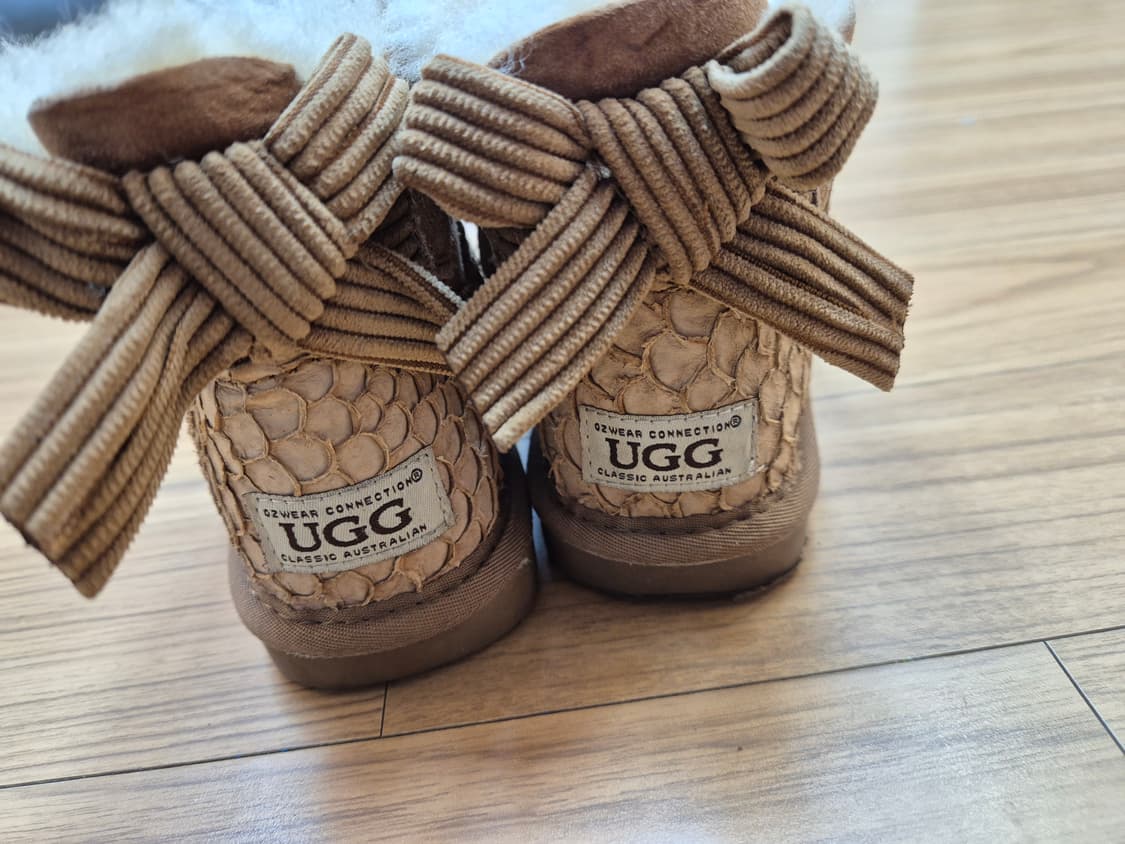UGG 키즈 어그 부츠 판매합니다. 
브라운 색상에 털 안감으로 되어있어 상품이미지3