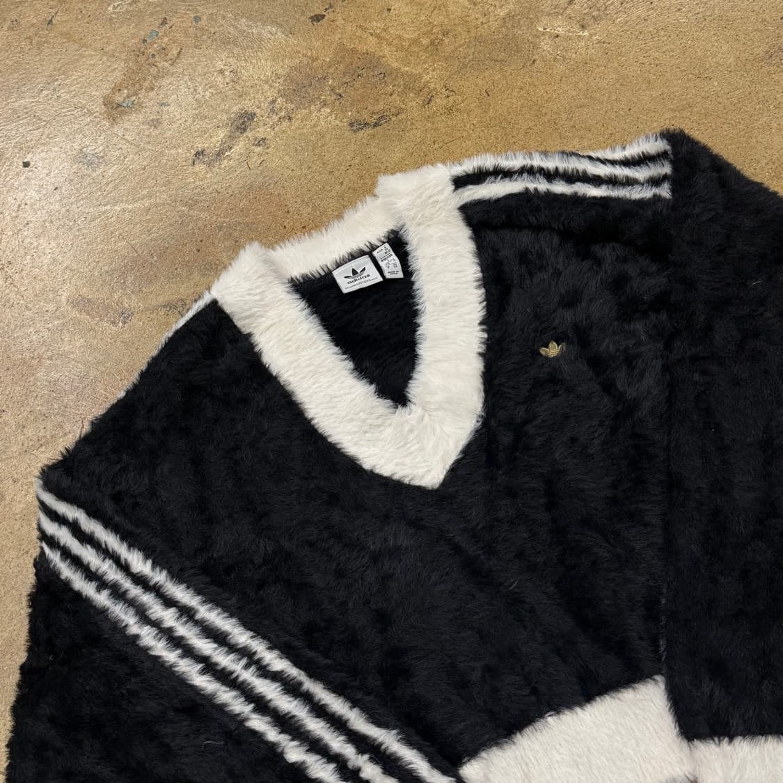 아디다스 블랙 화이트 브이넥 크롭 퍼 앙고라 니트 상품이미지1