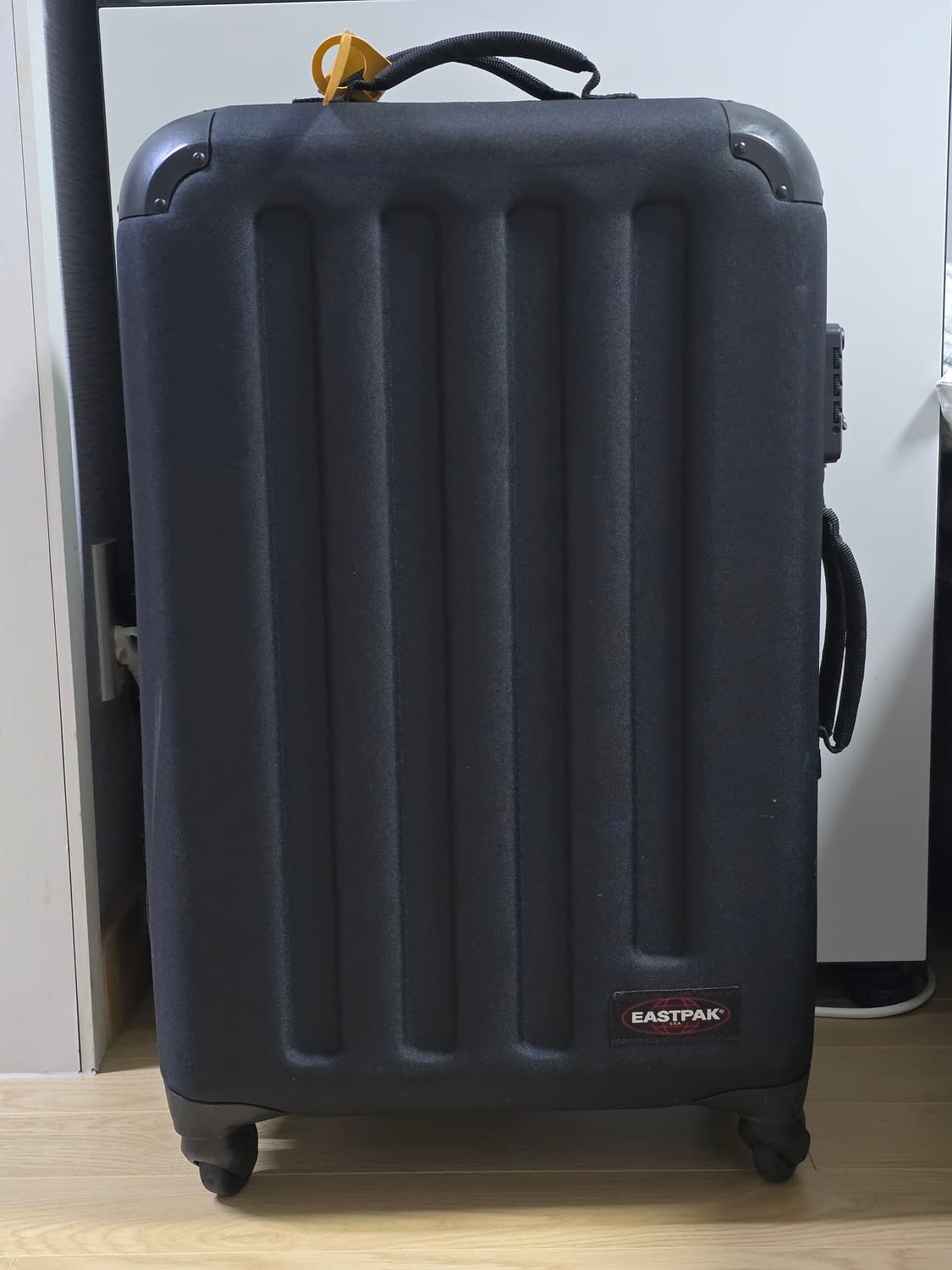 이스트팩 블랙 트렌쉘 캐리어 여행용 가방 M 상품이미지1