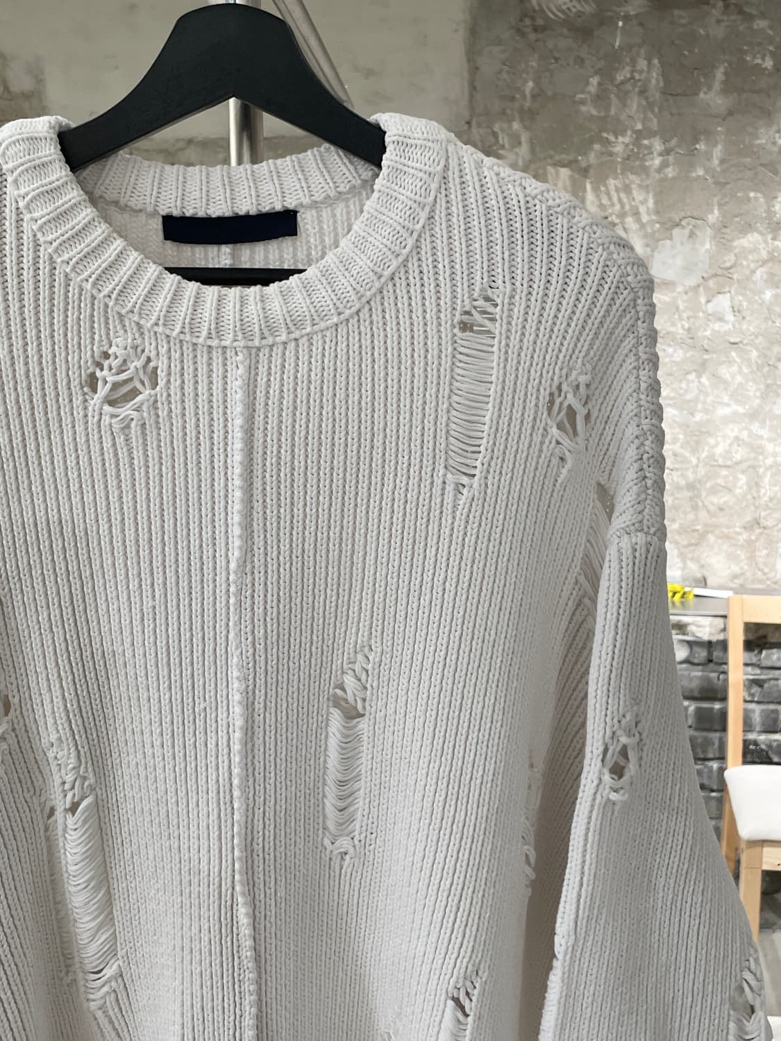 준지 23S/S 화이트 디스트로이드 크루넥 스웨터 상품이미지3