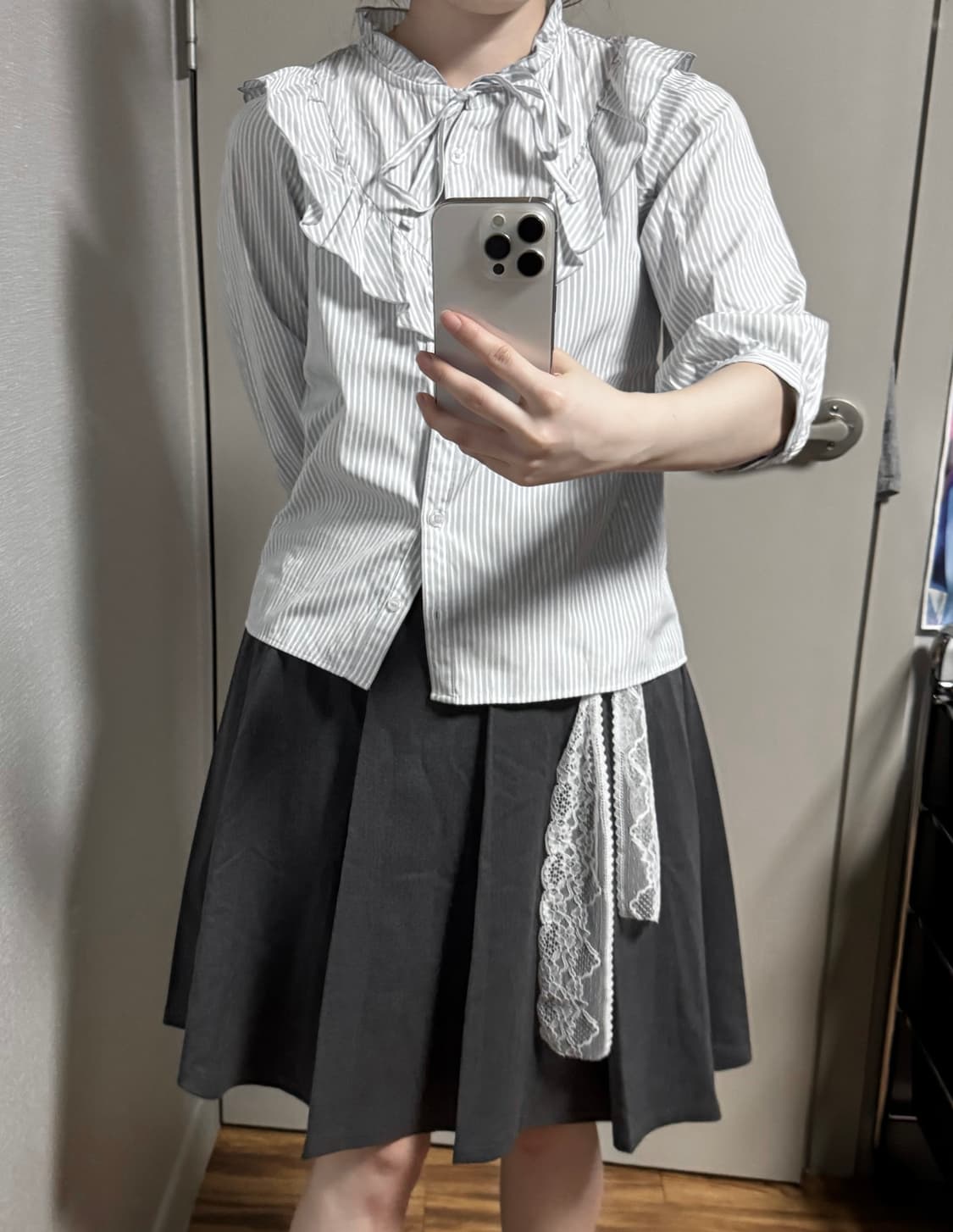 스트라이프 넥레이스 로걀 블라우스 상품이미지1