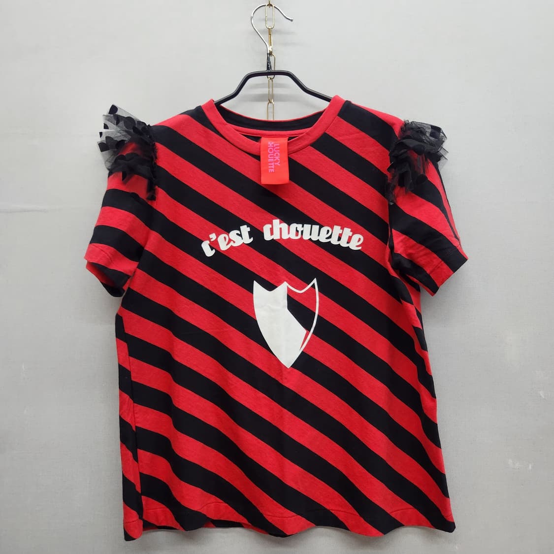 럭키슈에뜨 스트라이프 망사 프릴 디테일 반팔티 F(L) 상품이미지1