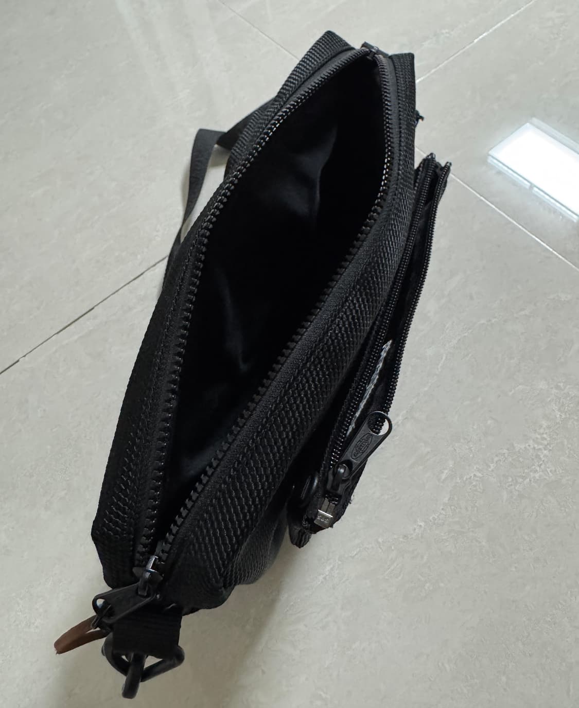 아더에러X이스트팩 숄더백 블랙 상품이미지4