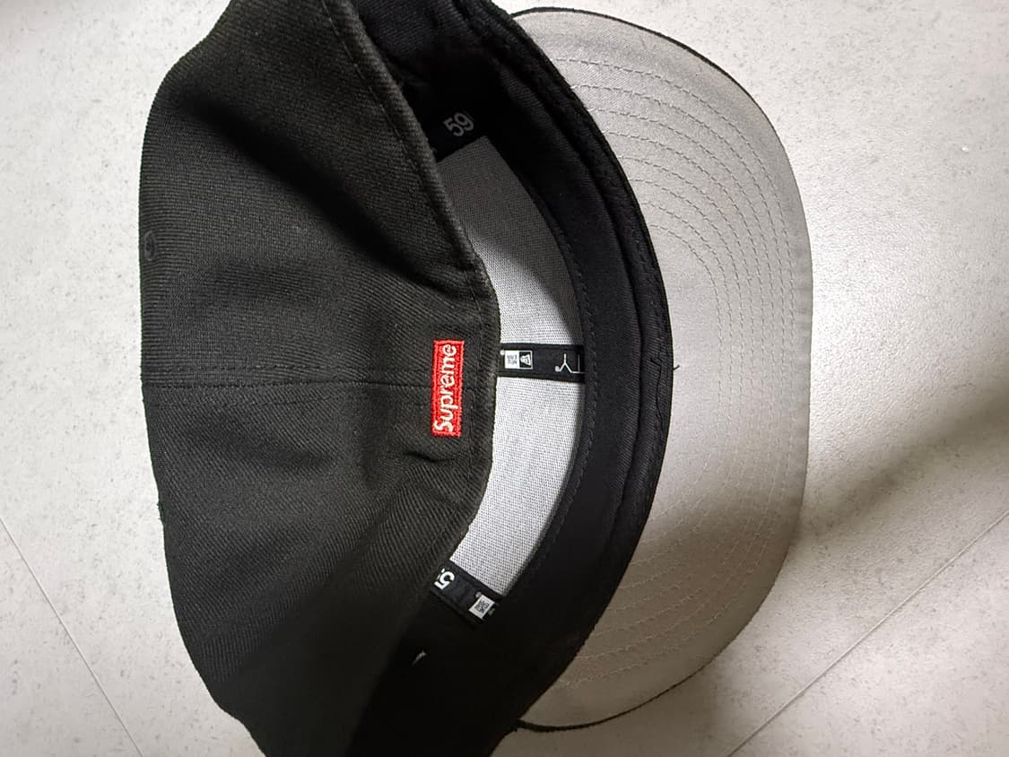 슈프림 x 뉴에라 스크류 볼 S 로고 블랙 - 24FW 59.6cm 상품이미지5