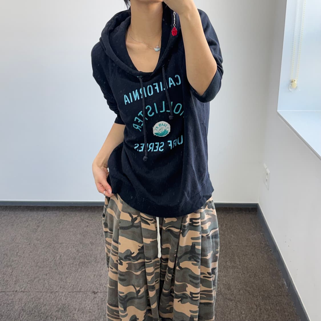 Hollister 폴리스터 스펠아웃 로고 네이비 후드티 상품이미지2