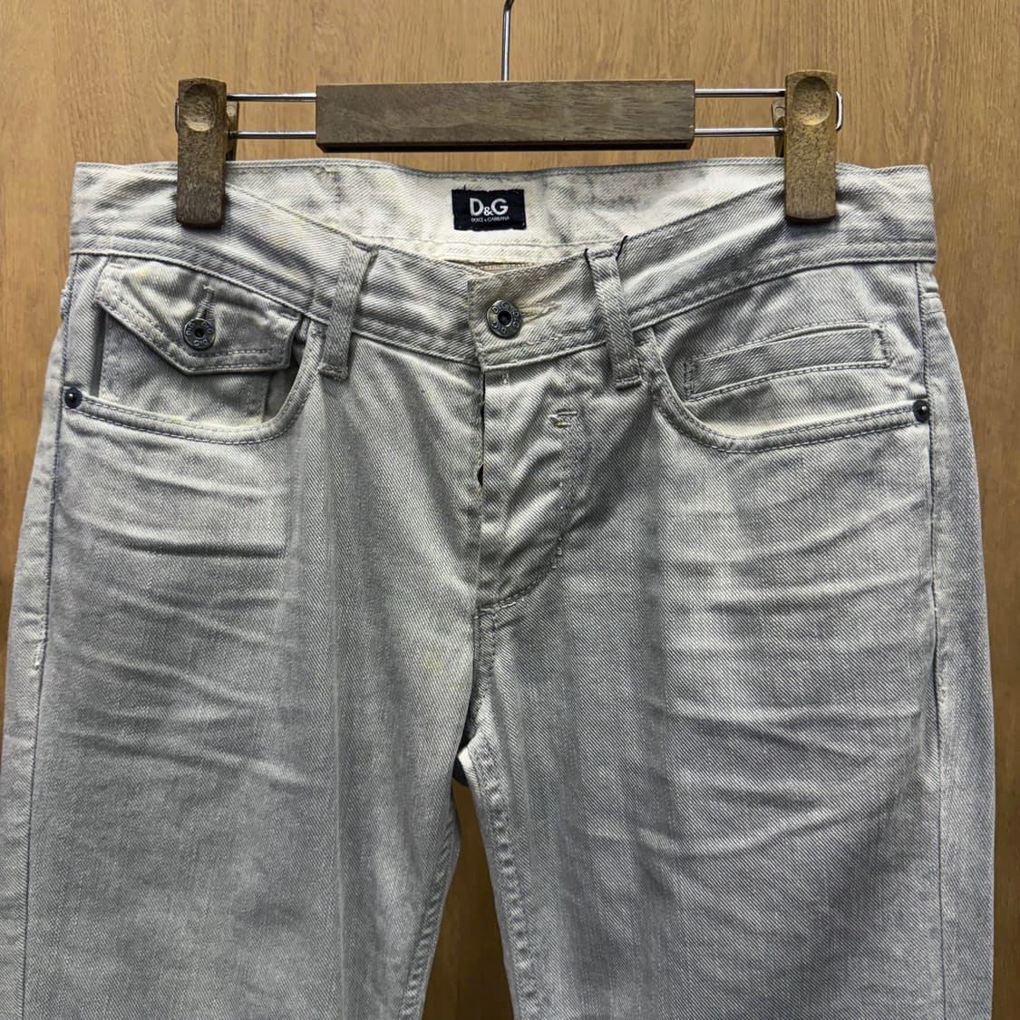 돌체앤가바나 4버튼 플랩포켓 디테일 워싱 데님 팬츠 슬림핏 연그레이 상품이미지4