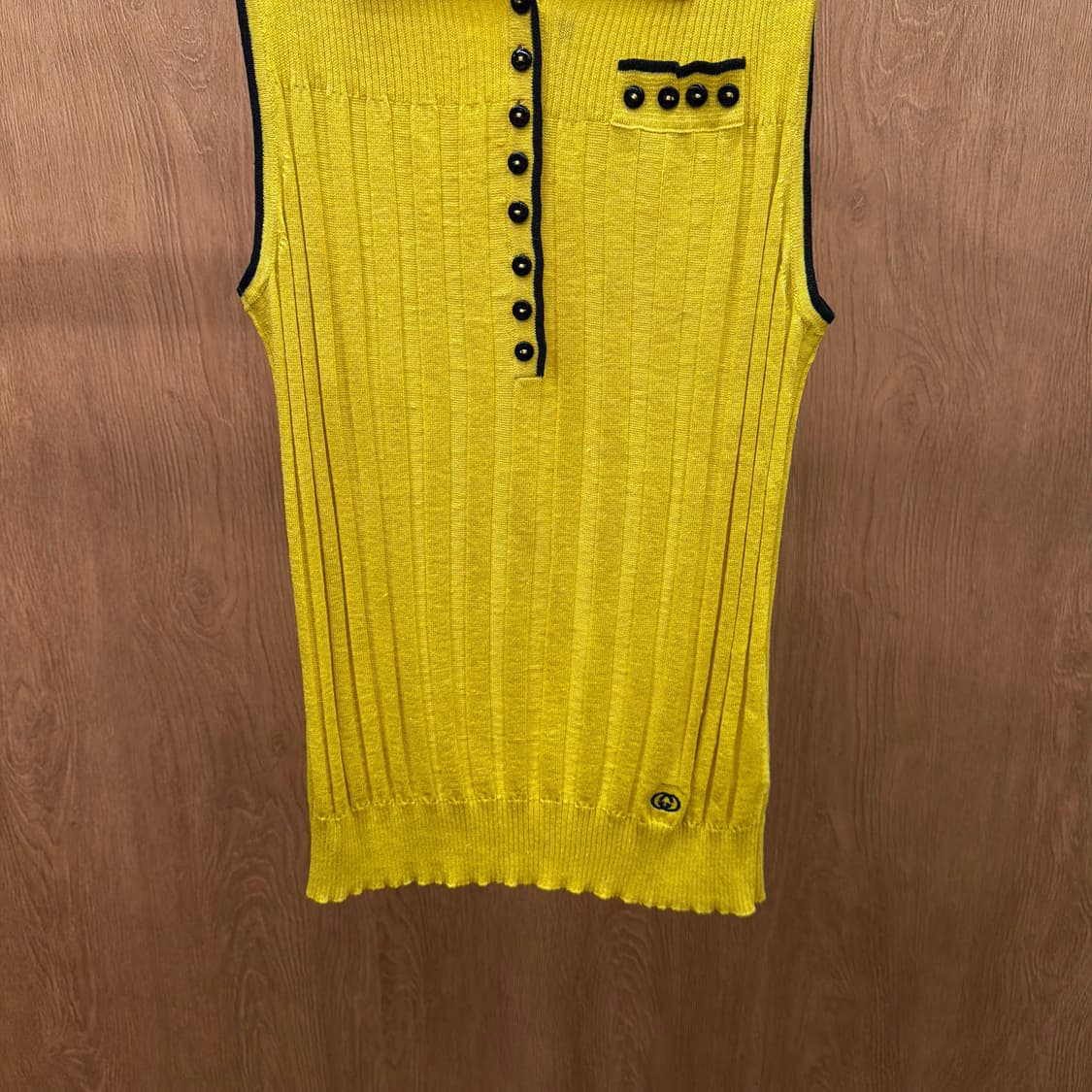 구찌 슬리브리스 골지 니트 카라넥 로고 자수 디테일 슬림핏 옐로우 상품이미지5