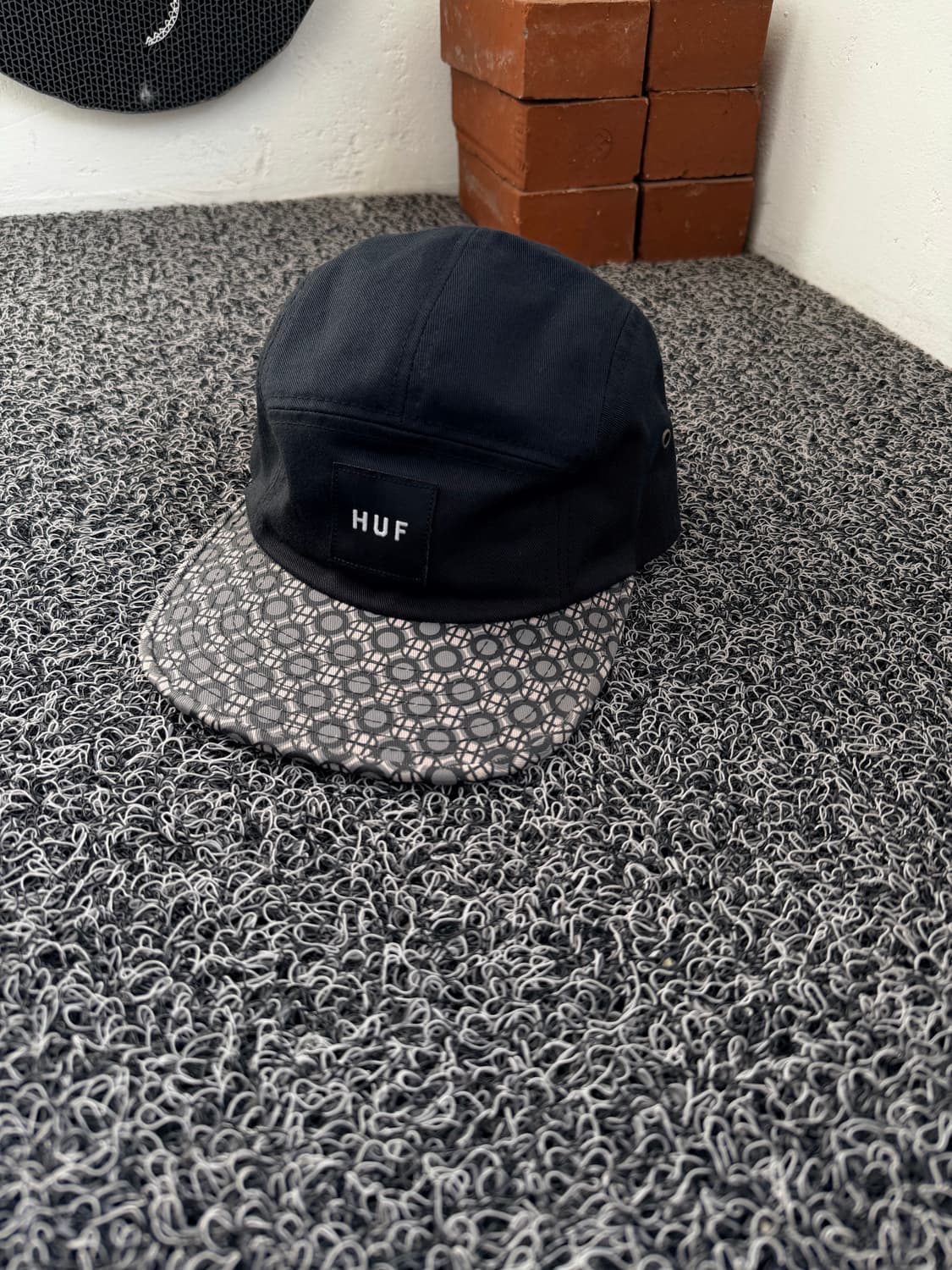 허프(HUF) 블랙 5패널 캡 - 기하학 패턴 챙 포인트 상품이미지1