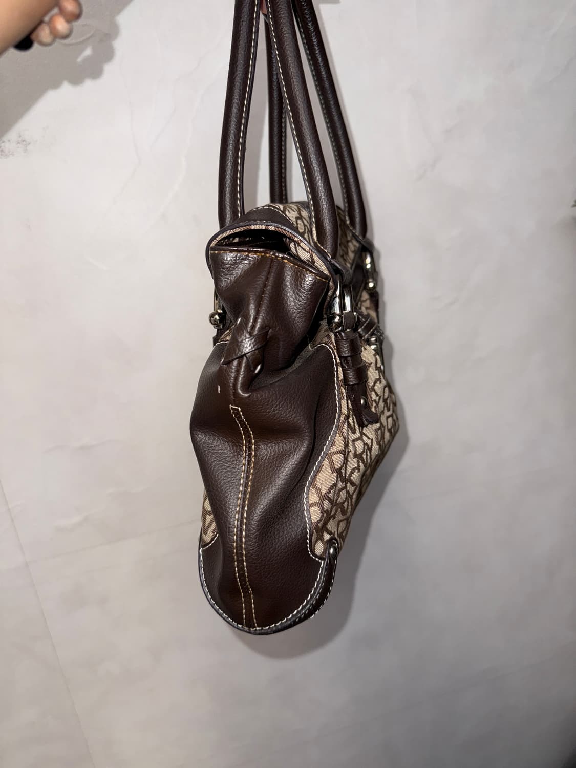 DKNY brown logo buckled shoulder bag 상품이미지3