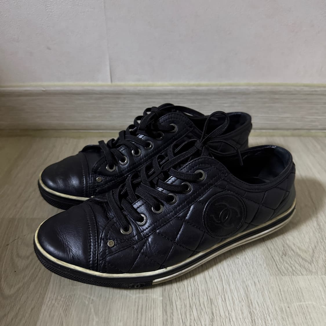 샤넬 여성 로고 가죽 단화 스니커즈 37.5 (여성 245) 상품이미지1