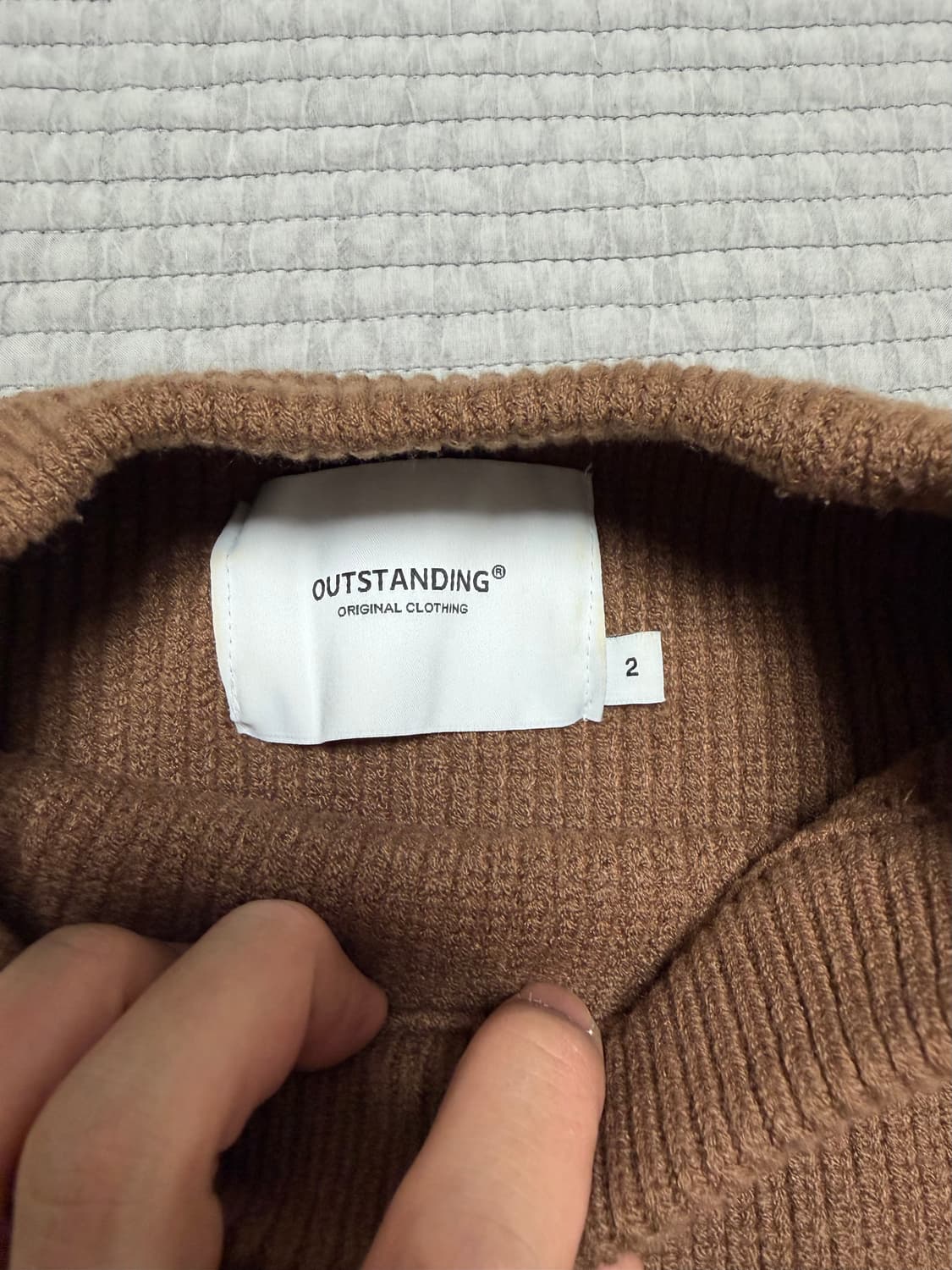 아웃스탠딩 크루넥 니트 브라운 상품이미지2