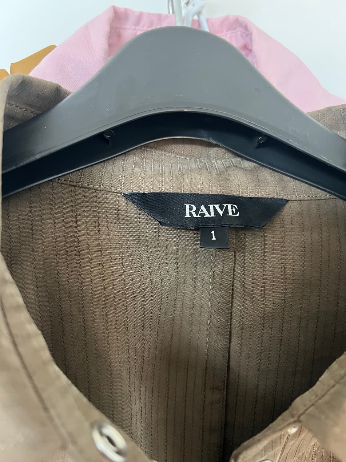 RAIVE 레이브 back strap ring-button blouse 상품이미지6