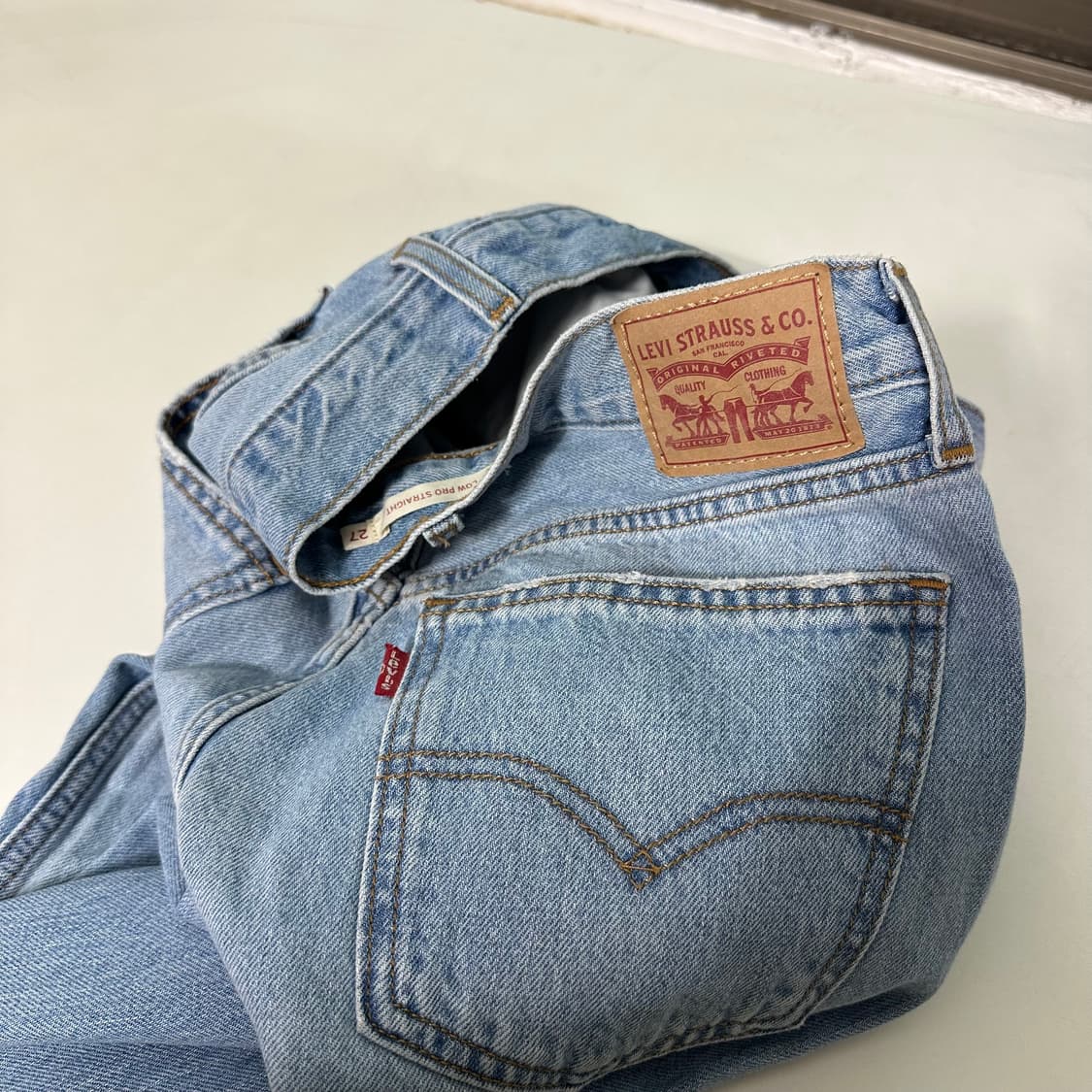 우먼M 27 리바이스 LOW PRO 스트레이트핏 연청워시드 데님팬츠 상품이미지1