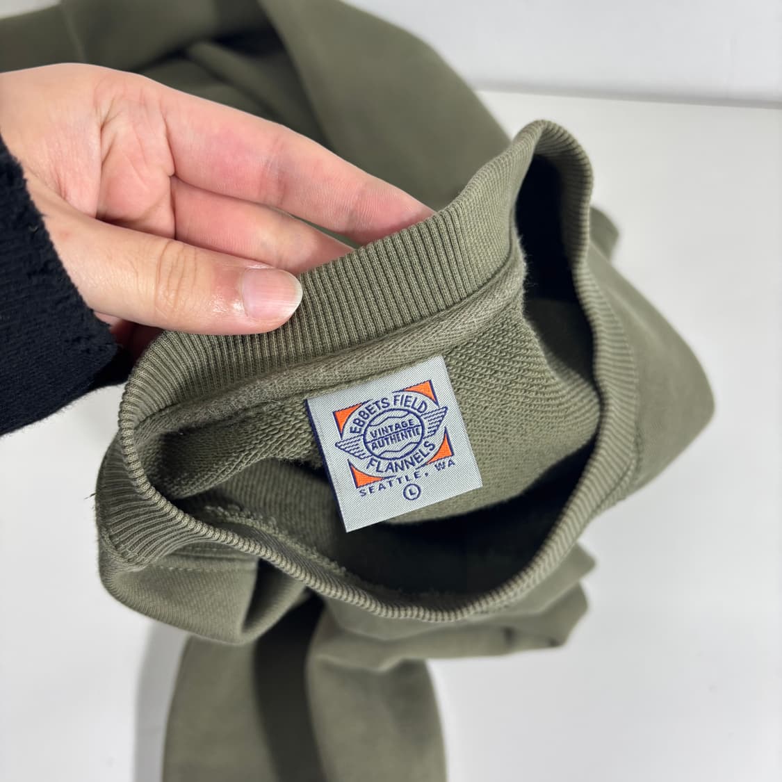 L 이벳필드 카키 자수 맨투맨 상품이미지4