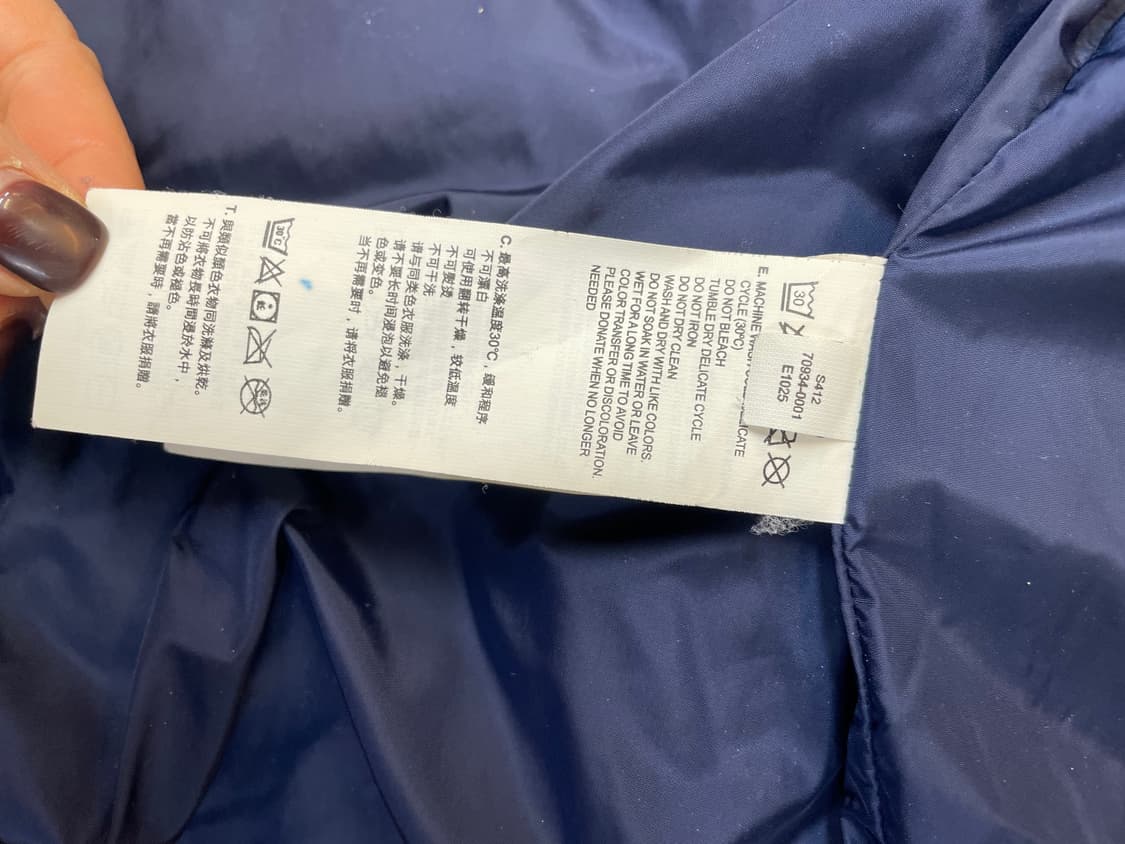 리바이스 네이비 패딩 M사이즈입니다. 충전재는 오리털 70%, 깃털 30 상품이미지5